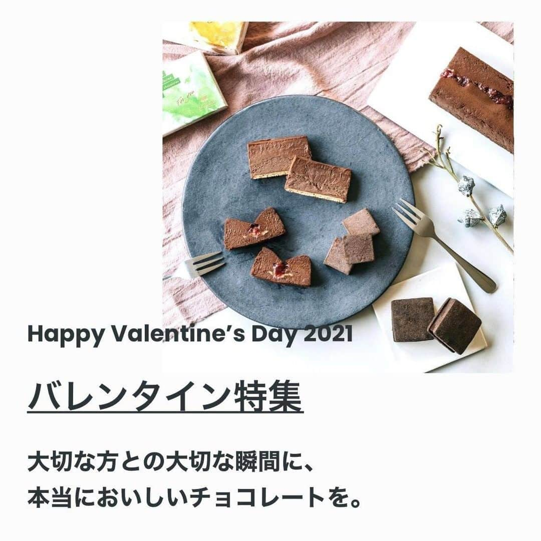 Minimal-BeantoBarChocolate-さんのインスタグラム写真 - (Minimal-BeantoBarChocolate-Instagram)「【公式オンラインストア、リニューアル！】 お客様よりご要望の多かった、商品の一覧性や案内を改善しました。  また、味わいや召し上がるシーンを想像しやすくなるよう、写真のバリエーションも増やしました。  さらに今後は、  ・スマホ決済 ・レビュー機能  の導入を予定しており、さらにお買い物しやすくなります！ 他にも少しずつではありますが、より良いストアを目指して参ります！  引き続き「こころに遺るチョコレート」で、皆様のおうち時間やギフトを充実したものにできれば幸いです。  本日は「チョコレートレアチーズケーキ」や「生ガトーショコラ NUTTY」もまだ若干ご用意があるので、ぜひ新しいオンラインストアをご覧になってみてください！ ※1/19追記：上記は完売致しました。次回は1/24(日)10時予約開始となります。  ▼公式オンラインストア http://bit.ly/35OF8EP  ———————— おうちで過ごすMinimalのバレンタイン2021 特設ページがオープンしました！  お問合せを多数いただいていた、「冬季限定デザイン」の販売も今朝からスタートしています！  会えなくても想いが伝わるこだわりのスペシャルティチョコレート、スイーツをぜひ。  ▼バレンタイン特設ページ http://bit.ly/3quMjcZ ————————」1月18日 17時45分 - minimal_beantobarchocolate