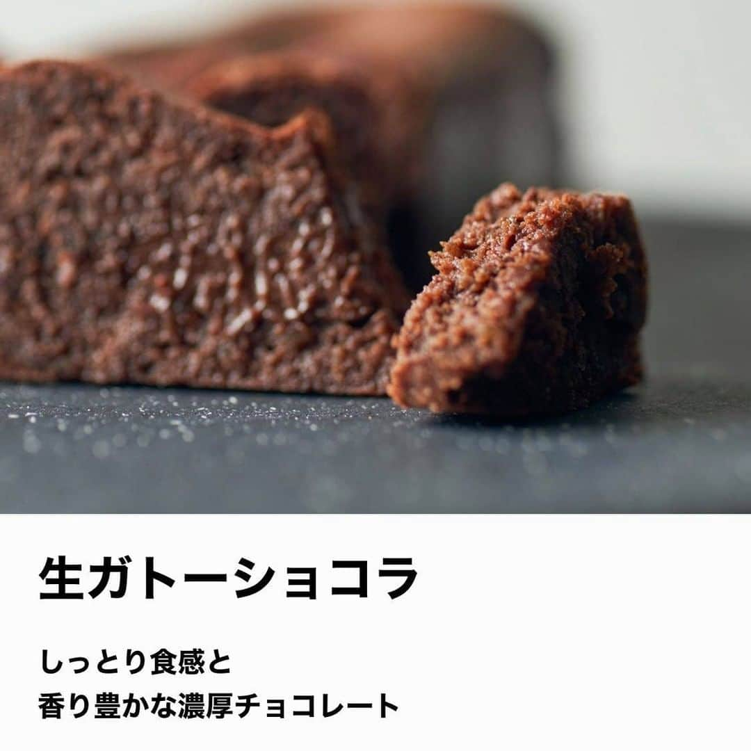 Minimal-BeantoBarChocolate-さんのインスタグラム写真 - (Minimal-BeantoBarChocolate-Instagram)「【公式オンラインストア、リニューアル！】 お客様よりご要望の多かった、商品の一覧性や案内を改善しました。  また、味わいや召し上がるシーンを想像しやすくなるよう、写真のバリエーションも増やしました。  さらに今後は、  ・スマホ決済 ・レビュー機能  の導入を予定しており、さらにお買い物しやすくなります！ 他にも少しずつではありますが、より良いストアを目指して参ります！  引き続き「こころに遺るチョコレート」で、皆様のおうち時間やギフトを充実したものにできれば幸いです。  本日は「チョコレートレアチーズケーキ」や「生ガトーショコラ NUTTY」もまだ若干ご用意があるので、ぜひ新しいオンラインストアをご覧になってみてください！ ※1/19追記：上記は完売致しました。次回は1/24(日)10時予約開始となります。  ▼公式オンラインストア http://bit.ly/35OF8EP  ———————— おうちで過ごすMinimalのバレンタイン2021 特設ページがオープンしました！  お問合せを多数いただいていた、「冬季限定デザイン」の販売も今朝からスタートしています！  会えなくても想いが伝わるこだわりのスペシャルティチョコレート、スイーツをぜひ。  ▼バレンタイン特設ページ http://bit.ly/3quMjcZ ————————」1月18日 17時45分 - minimal_beantobarchocolate