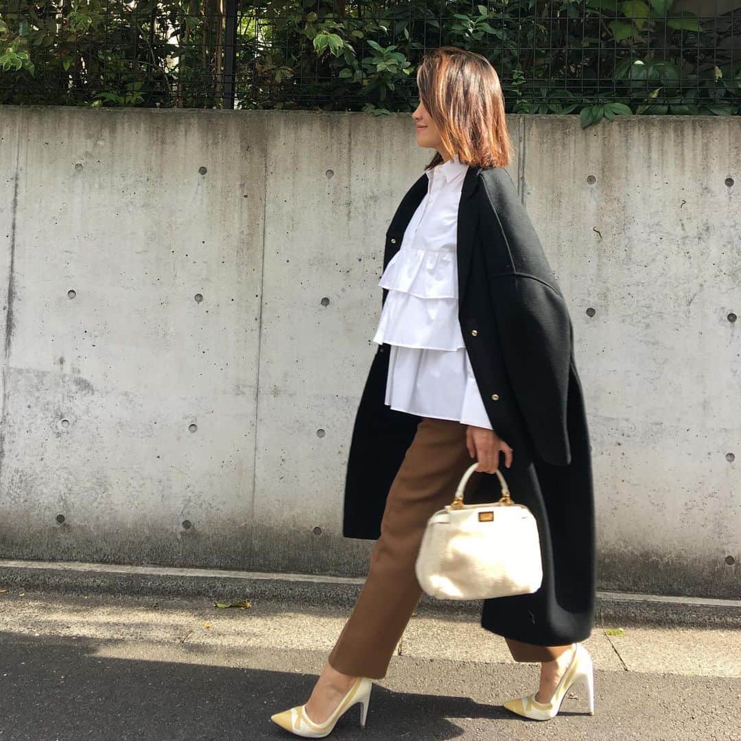 増山敬子のインスタグラム：「hello!monday 今週1週間も頑張ろう！ 週末暖かかった土曜日は リサイクルの写真撮りをしました📸 まだ1月が始まったばかりで、 まだまだ寒い日が続きますが 頭の中は春カラーで頭がいっぱいです🌸 (花粉症だから春はやる気が出ないタイプですが前に比べたらだいぶ良きです。) * #おちびコーデ  #ロングコート #drawer #ドゥロワー  #ブラウス　#seventenbymihokawahito  #パンツ　#madisonblue #マディソンブルー  #バック　#fendi#ピーカブー  #パンプス#luisvuitton #ルイヴィト  全て#fvecフリマ アイテムです☀️ リサイクルショップ好きだからよくみに行くんだけど、本当働きたいなってよく思っちゃう。もっとこうしたら売れるのにー！ なんて思いながら、時間の拘束があるから働けないんですけどね😓(規則正しいができない※一般的にやる気がないとも言う🥵) でも、しばらく自由に働いているから、世の中を知るためにも、(得意分野以外の知識)バイトしてみたいな！と思って求人に登録してみようと思うものの、履歴書の書き方で苦戦して止まってしまった😵😵 でも得意分野はやっぱり 自分の中で明確だから、 どこで働いても楽しそうだし、色んなこと学べそうでワクワクします🤗バイト始めたらみなさん遊びに来てくださいね🤗」