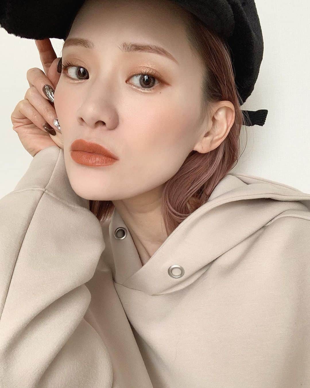 のインスタグラム：「テラコッタメイク💄❤️ 韓国風に寄せてみた🥰！  ■アイシャドウ→ルナソルアイカラーレーションダージリンキャメル ■下瞼ラメ→addiction ザ リキッド アイシャドウウルトラスパークル001 ■カラコン→ @glamupjapan クリームグレー ■リップ→ @celvoke.jp ディグニファイドリップス09テラコッタ ■トップス→ @reedit_official ダンボールパーカー←これひっそりおススメさせて😂めちゃくちゃいいパーカー😂リピしちゃったよ笑！2,663円のクオリティじゃない‼️万越えだわ‼️  そして久々にセルヴォークのテラコッタ使ったのは、NOINとAmuseBeauteオンラインで今日から1000円クーポンが出てるから❤️ 勿論このセルヴォークテラコッタも対象です‼️ お得だからみんなにシェアさせてね🥰  #テラコッタメイク#テラコッタ#テラコッタリップ#セルヴォーク#amusebeaute#noin#アイメイク#韓国メイク#韓国風メイク#涙袋メイク#涙袋ぷっくり#カラコン#カラコンレポ#カラコンレビュー#カラコン着画#グラムアップ#메이크업#마수나가#아이메이크업」