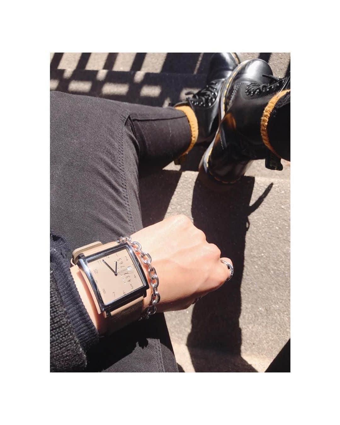 大谷芽衣さんのインスタグラム写真 - (大谷芽衣Instagram)「・ ・ ・ 時間を気にしなくてよくても やっぱり腕時計はつけたい派。 めちゃくちゃ使いやすい。 合わせやすい。 立ち止まってても時間は進むんだなー と。ぼんやり時計を眺める午後でした。 ・ ✓Watch… @nomonday_jp  NM-2 NM-471GY ✓10%off coupon…［otaniao81］ クーポンコードいただいたので よかったら使ってください。 ・ ・ #ノーマンデー #時計 #腕時計 #nomonday  #手元くら部 #手元倶楽部 #swipeleft」1月18日 17時49分 - otani_mei