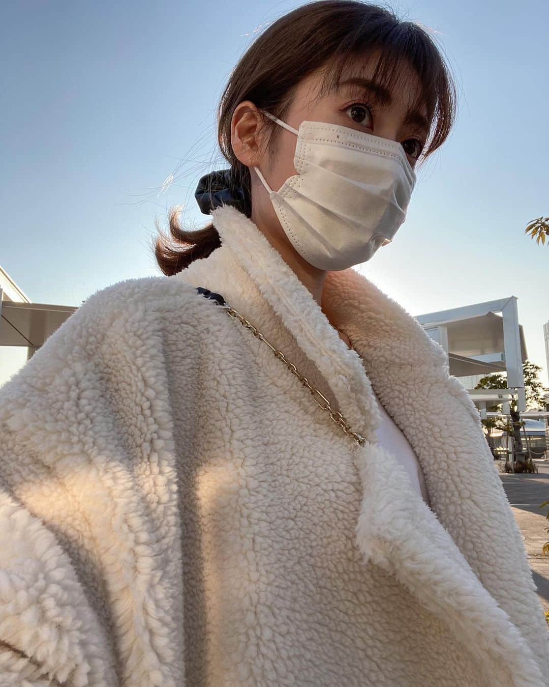 のインスタグラム：「. さーむいねーー 続々春服の撮影しております🌼 私服はもこもこです。」