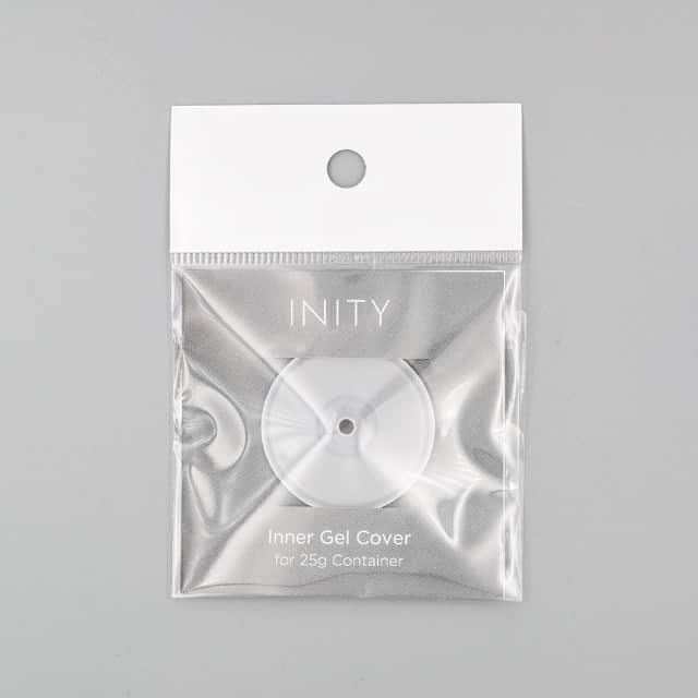 initygel_officialのインスタグラム：「INITY Inner Gel Cover  INITY25g容器に使用できる、INITY Inner Gel Coverが発売することになりました。  インナージェルカバーとは？ コンテナの中にインナージェルカバーをセットする事でパーツ類の落下や、ジェルと外気の接触を軽減できるジェルカバーです。  主な特徴💡 1.パーツやゴミの(落下)沈みを防ぐ 2.外気と極力触れぬことで酸化防止に 3.塗布量の調整が容易に！微調整にぴったり  INITY Inner Gel Cover 発売日、発売場所 2021.1.26 TAT各店舗 2021.1.25 14時TATオンラインショップにて発売 内容量　2枚 価格　1350円(税抜)  #9-00  使用方法(2枚目参照) 1.インナージェルカバーの膨らんでいる側を下にして、真っ直ぐにジェルの表面に 置いてください。  2.カバーとジェルの間にある空気は、時間の経過で抜けていきます。  3.カバーが沈んだ場合はピンセット等で取り出し、再度ジェルの表面に置いてください。  4.中央の凹み付近を筆で軽く押して中央の穴から必要な量のジェルを出してください。  5.ジェルの補充時等は、取り出したカバーをライトでしっかりと硬化することで 、不要なジェルとゴミを取り除けます。  ※製造過程により、中央の穴位置に個体差がありますが、使用には問題ありません。 ※ジェルが固い状態で使用すると、中央の穴から出にくい場合があります。 ※インナージェルカバーSET後、25g使い終わったら、新しいカバーと取り替えることを推奨します。  フィットベースを始めとした、INITYの25g容器にご使用いただけます。筆で軽く中央部を押すことで必要な分だけ取り出せるため、衛生的でもあります。是非この機会にINITYインナージェルカバーを お試しくださいませ😌  #initygel #アイニティジェル #gelnails #nail #クリアジェル #フィットベース　#inityfitbase #fitbase #cleargel #innergelcover #インナージェル」