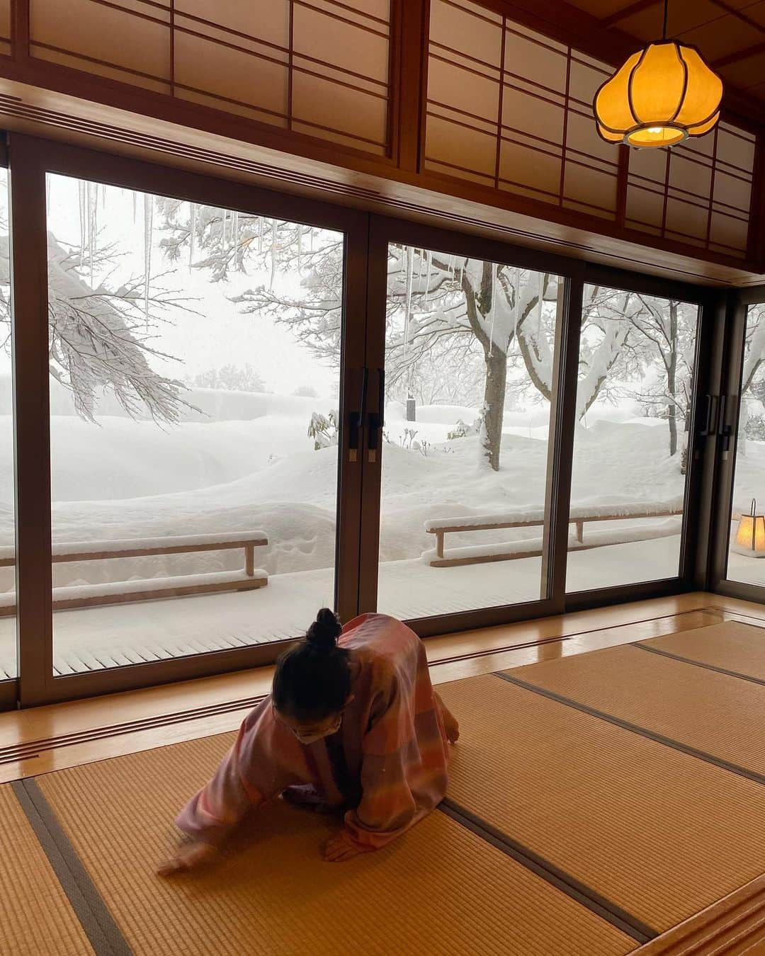 丸山悠美さんのインスタグラム写真 - (丸山悠美Instagram)「お部屋からも真っ白❄️ 娘はずっと百人一首のすぶりに励んでいました😂  #雪景色 #日本庭園 #庭園 #新潟県#新潟#新発田市#新発田﻿ #月岡温泉#温泉旅行 #温泉#お風呂#露天風呂 #子連れ温泉 #子連れ #女の子ママ #こどものいる暮らし #snowscene #photo #photography #photographer #photooftheday ﻿#japan_of_insta  #写真好きな人と繋がりたい」1月18日 17時53分 - maruyumi