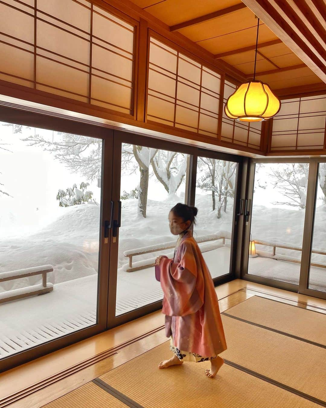 丸山悠美さんのインスタグラム写真 - (丸山悠美Instagram)「お部屋からも真っ白❄️ 娘はずっと百人一首のすぶりに励んでいました😂  #雪景色 #日本庭園 #庭園 #新潟県#新潟#新発田市#新発田﻿ #月岡温泉#温泉旅行 #温泉#お風呂#露天風呂 #子連れ温泉 #子連れ #女の子ママ #こどものいる暮らし #snowscene #photo #photography #photographer #photooftheday ﻿#japan_of_insta  #写真好きな人と繋がりたい」1月18日 17時53分 - maruyumi