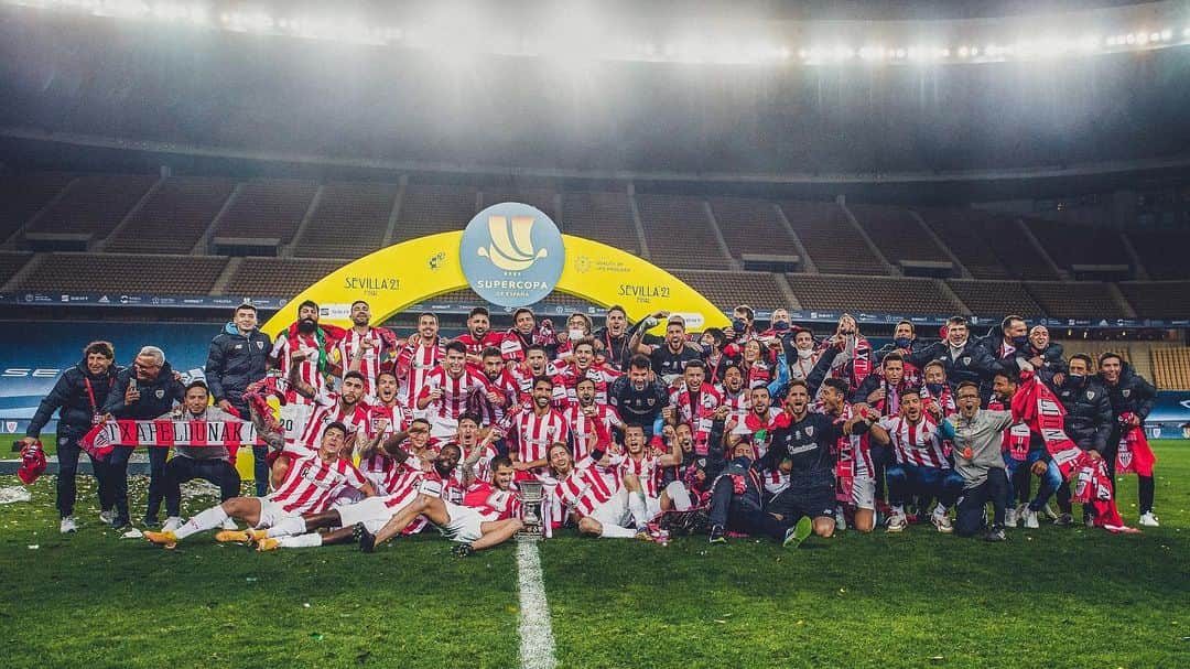 イバイ・ゴメスのインスタグラム：「Y sin duda... Por cada athleticzale que no ha perdido la ilusión, que ha seguido poniéndose la camiseta aunque sea desde casa, o desde el bar cuando le han dejado, a los que seguís cantando el himno al inicio de cada partido y nos hacéis llegar vuestro calor en la distancia. Estamos viviendo el momento más extraño y complicado de nuestra vida. Y me gustaría, ya que con toda la pena del mundo no pudisteis estar en el estadio, ni podremos celebrarlo como nos gustaría, que sintáis que, como siempre, sin vosotr@s esto no hubiera sido posible. Y por supuesto para todos esos que ahora nos siguen desde las estrellas 💫 esto es vuestro y para vosotros ❤️ ¡ESKERRIK ASKO BETI! 🙏🏻 Y recordemos, no dejemos nunca de creer en este grupo. Aupa @athleticclub ! 🦁🔴⚪️」