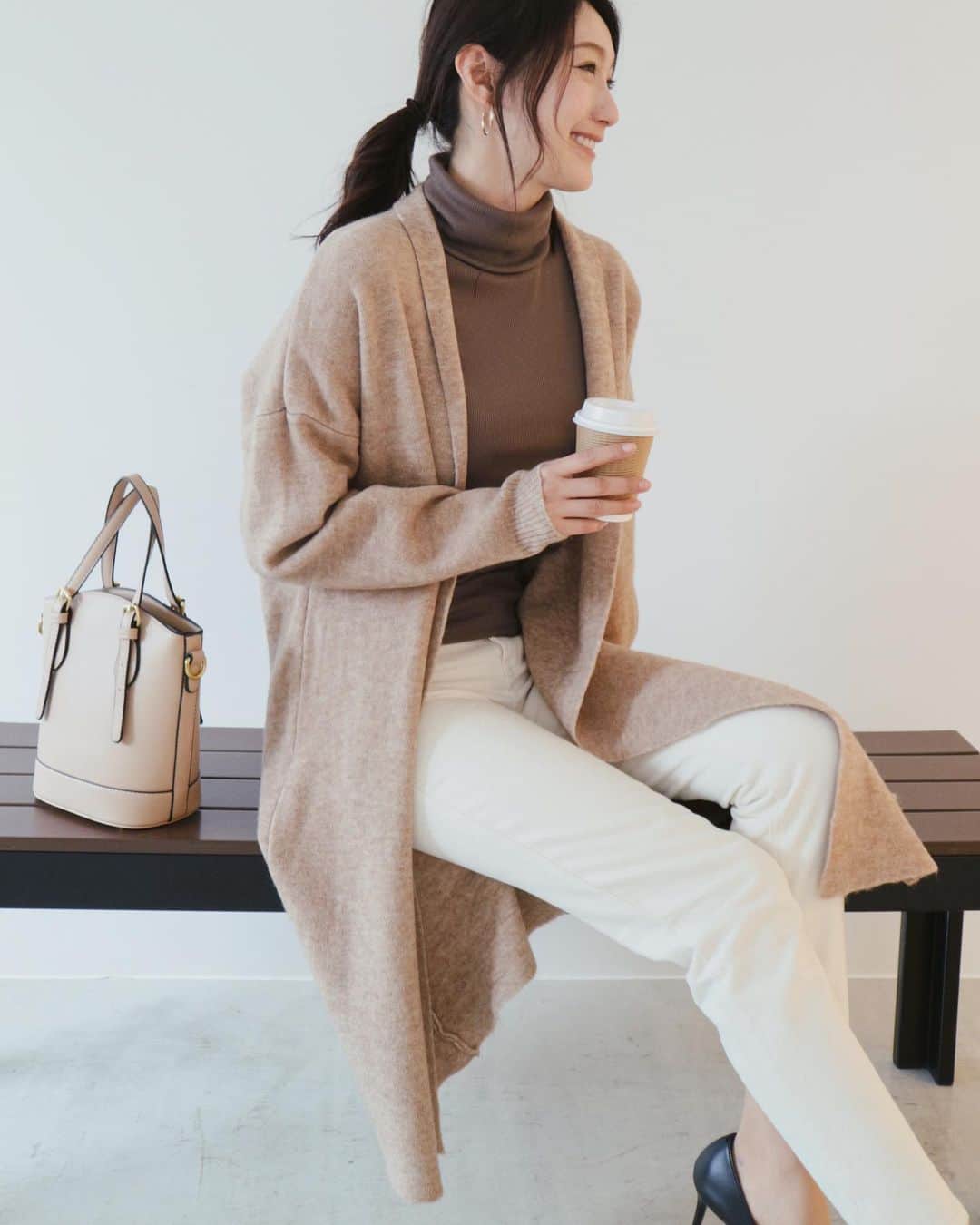 デュラスアンビエントのインスタグラム：「JANUARY NEW ARRIVAL 本日発売スタート ▫️ 𝗟𝗼𝗻𝗴 𝗰𝗮𝗿𝗱𝗶𝗴𝗮𝗻  【店舗限定】 〈Ivory,Beige,Orange,Dark gray〉  リラックス感あるロングニットカーディガンは一つは持っておきたいもの。 モチっとした質感のやや厚みのあるニットで、サラッと羽織れるのに温かさもキープ。 無駄をそぎ落としたシンプルなディテールでどんなインナーとも相性が良く、着回しやすいのもポイント。 すっきりとした綺麗なシルエットで、ラフ過ぎずエレガントな印象にしてくれます。 ウエストマークして着ると大人の余裕漂う雰囲気に。 鮮やかな明るいオレンジをアクセントに定番カラーの４色で揃えました。  _____________________________________ www.ambient-online.com @ambientofficial @ambient_ariake @ambient_yurakucho @ambient.opa #アンビエント#ambient_official  #coordinate #styling #21SS #chic」