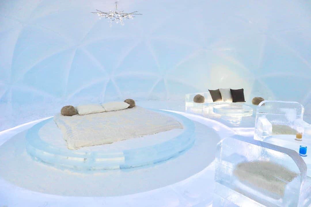 星野リゾート　トマムのインスタグラム：「Ice Village Ice Hotel  氷の街アイスヴィレッジでは、天井、壁などが全て氷でできており、氷のベッドやイスが設えられている氷のホテルが本日オープンします。宿泊体験では、白樺の森に囲まれた「氷の露天風呂」や「氷の湯上がり処」でも氷の世界を存分に楽しめます。氷の露天風呂には、占冠村にある「湯の沢温泉」からくみ上げた温泉を使用。今年は愛犬も一緒に宿泊体験ができます。  #HoshinoResorts #星野リゾート #tomamu #hoshinoresortstomamu #星野リゾートトマム #トマム #risonaretomamu #リゾナーレトマム #risonare #リゾナーレ #北海道旅行 #星野集團 #Hokkaidotrip #アイスヴィレッジ #icevillage #icehotel」