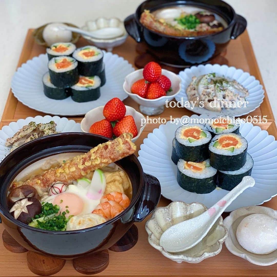 YASUKO TAKESUEのインスタグラム：「. こんばんは😊💕. 今日の晩ごはん… 寒かったので温かい おうどん食べたくなりました☺️💕 . . 🌟鍋焼きうどん 🌟サーモン巻き寿司 🌟蓮根ハニーマスタードサラダ. 🌟いちご 🌟柚子大福 . .  #晩ご飯#晩ごはん#夜ごはん#夕食#おうちごはん#おうちごはんlover#おうちご飯記録#うちごはん#食卓#手料理#手作りご飯#料理写真#器好き#器#器集め#献立#家庭料理#food #foodstagram #foodphotography #foodpic #followｍe #instagood #instafood」