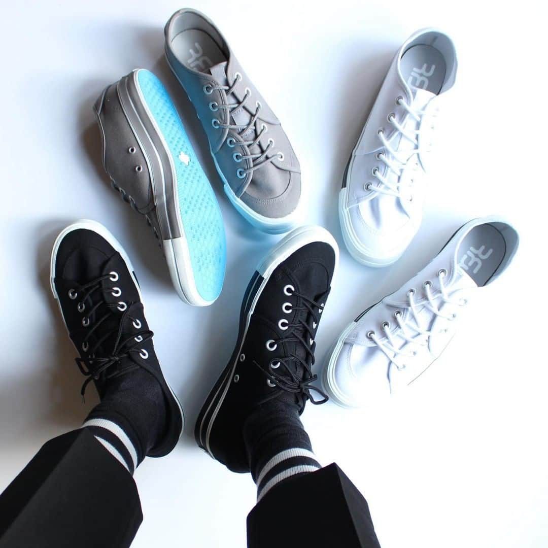 のインスタグラム：「【RFW PICK UP】  SANDWICH-LO STANDARD Price:¥11,000＋TAX  RFW定番モデル SANDWICH-LO STANDARD ブラック、ホワイト、グレー どのカラーも合わせやすく、またソール裏のシアンブルーがアクセントに。  www.rfwtokyo.com  #rfw #rfwtokyo #rhythmfootwear #sneaker #sneakers #kicks #instashoes #instakicks #sneakerhead #sneakerheads #nicekicks #sneakerfreak #kickstagram #2020aw #autum #winter #renewal #tokyo #shibuya #東京 #渋谷 #rpm #rhythmprimarymarket #new」