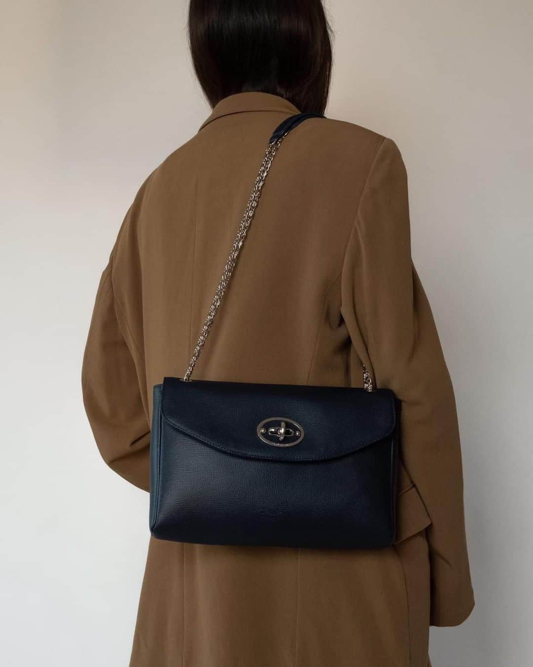 トラモンターノのインスタグラム：「COCKTAIL CLUTCH: A Mini bag in calfskin leather with slight grain and two-tone effect.  www.tramontano.it  #Tramontano #TramontanoNapoli」