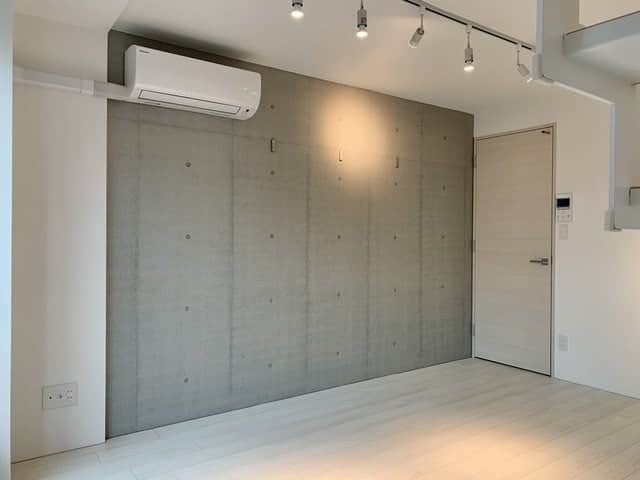 グッドルームさんのインスタグラム写真 - (グッドルームInstagram)「麻布十番に住む。  東京 #麻布十番 1LDK 47.32㎡  ▼真っ白にアクセントを  ----------------------  真っ白なフローリングに、 壁の一部がコンクリート打ちっぱなし、 窓枠が黒など、アクセントもあり とってもバランスが良いデザイナーズです！  お部屋の中に階段があり、 下階と上階に分かれているので、 お食事などは下階、寝室は上階など、 生活空間を仕切れます。  また、窓も多いので、採光も日当たりもよく デザイナーズながら過ごしやすいそうです。  麻布十番に住めるのもなかなかないのですが、 こちら最上階の角部屋でもありますので、 滅多に巡り合えないお部屋ですね！  ・⁠ こちらの物件は実際に住めるお部屋です。詳細はストーリー、ハイライトにて！⁠ ・⁠ こだわりのお部屋探しは、@goodroom_jp から URLをチェック！⁣⁣⁣⁣⁣⁣⁣⁣⁣⠀⁣⠀⁠ ・⠀⁠ ※最新のお家賃につきましては、リンク先物件ページからご確認ください。⁠ ⁠・⁠ #tokyo #goodroom #interiordesign #decoration  #myhome #homedesign #interiordecor #urbanlife #apartment  #生活 #お部屋探し #日々の暮らし #引っ越し #賃貸 #丁寧な暮らし #暮らしを整える #お洒落な暮らし #理想の空間 #間取り図 #シンプルな暮らし #東京 #東京賃貸 #2人暮らし #二人暮らし #1LDK #1LDK賃貸 #メゾネット #階段のある家  #デザイナーズ」1月18日 18時00分 - goodroom_jp