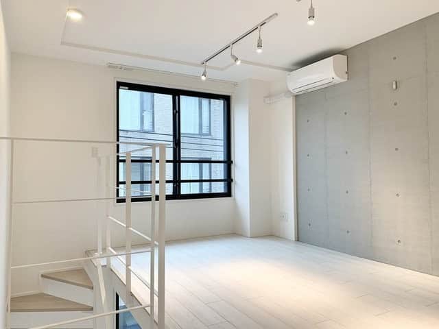 グッドルームさんのインスタグラム写真 - (グッドルームInstagram)「麻布十番に住む。  東京 #麻布十番 1LDK 47.32㎡  ▼真っ白にアクセントを  ----------------------  真っ白なフローリングに、 壁の一部がコンクリート打ちっぱなし、 窓枠が黒など、アクセントもあり とってもバランスが良いデザイナーズです！  お部屋の中に階段があり、 下階と上階に分かれているので、 お食事などは下階、寝室は上階など、 生活空間を仕切れます。  また、窓も多いので、採光も日当たりもよく デザイナーズながら過ごしやすいそうです。  麻布十番に住めるのもなかなかないのですが、 こちら最上階の角部屋でもありますので、 滅多に巡り合えないお部屋ですね！  ・⁠ こちらの物件は実際に住めるお部屋です。詳細はストーリー、ハイライトにて！⁠ ・⁠ こだわりのお部屋探しは、@goodroom_jp から URLをチェック！⁣⁣⁣⁣⁣⁣⁣⁣⁣⠀⁣⠀⁠ ・⠀⁠ ※最新のお家賃につきましては、リンク先物件ページからご確認ください。⁠ ⁠・⁠ #tokyo #goodroom #interiordesign #decoration  #myhome #homedesign #interiordecor #urbanlife #apartment  #生活 #お部屋探し #日々の暮らし #引っ越し #賃貸 #丁寧な暮らし #暮らしを整える #お洒落な暮らし #理想の空間 #間取り図 #シンプルな暮らし #東京 #東京賃貸 #2人暮らし #二人暮らし #1LDK #1LDK賃貸 #メゾネット #階段のある家  #デザイナーズ」1月18日 18時00分 - goodroom_jp