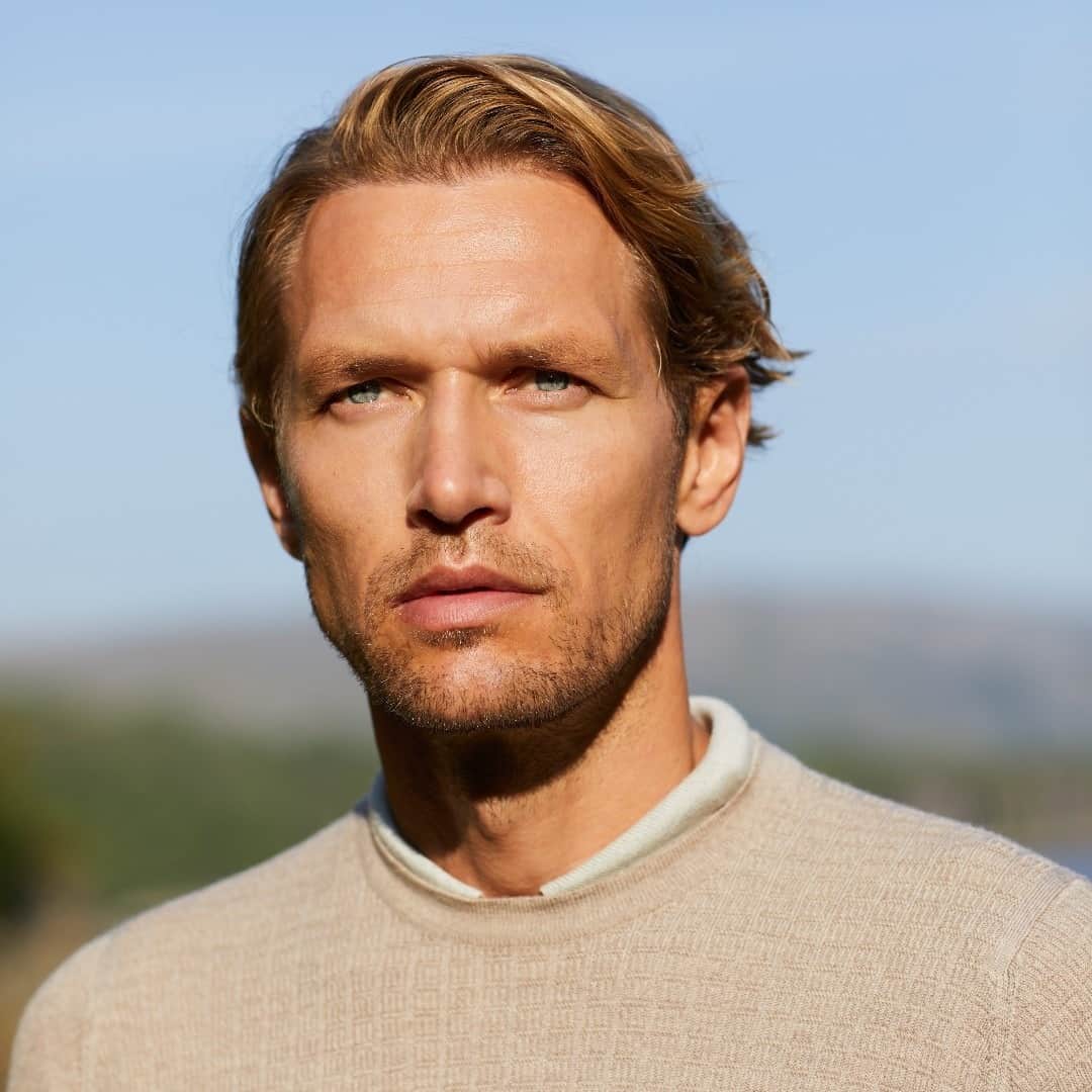 のインスタグラム：「The Narrowleaf sweater in Soft Fawn is an elegant choice for those who love a textured knit.  Available now in the sale at www.johnsmedley.com	 #MadeinEngland」
