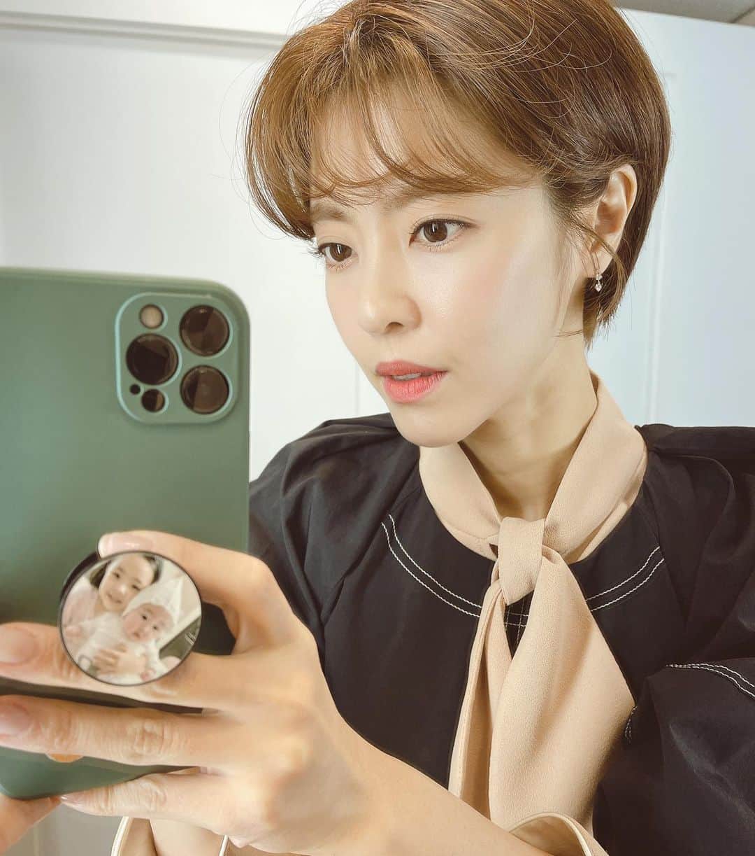 イ・ユンジのインスタグラム：「아니 이집, 어떻게 이렇게 거울이 깨끗한고. 우리아기 눈동자같구먼. #거울그녀#오랜만#너도한살더먹었구나#올해는자주보자」