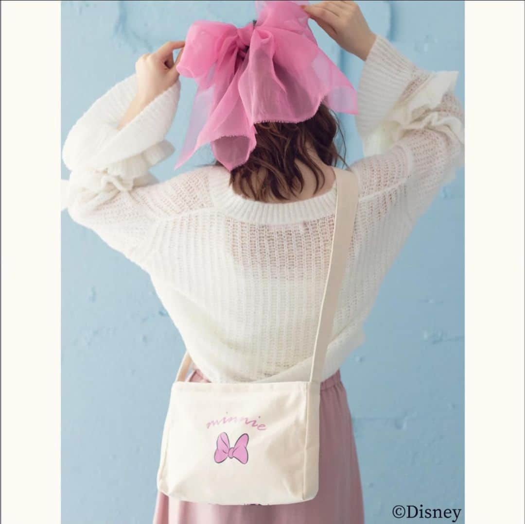 ハニーサロンバイフォピッシュさんのインスタグラム写真 - (ハニーサロンバイフォピッシュInstagram)「. ＼  1/20発売❤︎ ／ . 𝘏𝘖𝘕𝘌𝘠 𝘚𝘈𝘓𝘖𝘕 -𝘋𝘪𝘴𝘯𝘦𝘺 𝘊𝘰𝘭𝘭𝘦𝘤𝘵𝘪𝘰𝘯- .  ハニーサロンより、おしゃれで可愛いミニー＆デイジーのアイテムが登場！  ちょっぴりレトロなアートと、2人の特徴である大きなリボンにフューチャーしたアイテムをご用意しました。  .  ⌒*⌒*⌒*⌒*⌒*⌒*⌒*⌒*⌒*⌒*⌒*⌒ . . ミニー/デイジーサコッシュ. . . リボンを結ぶミニー、可愛いものに胸をときめかすデイジーのプリントが可愛いサコッシュ。 . 裏にはシンプルにも使えるリボンとロゴプリント。 どちらの面を表に見せても使用できるので、気分に合わせて使い分け可能です。 . ミニ財布・スマホ・チケット・ハンカチなど、すぐに取り出したいものがすっぽり入るサイズ感です。 . どんなスタイルにも合わせやすいナチュラルな帆布を使用したサコッシュは、 ファスナー付きなのも荷物がしっかりしまえて嬉しい。 . ロンTと合わせて、パークに身に付けていくのもおすすめです！  . ⌒*⌒*⌒*⌒*⌒*⌒*⌒*⌒*⌒*⌒*⌒*⌒ . #honeysalon #ハニーサロン #disneycollection #ミニーマウス #ミニー #ミニーコーデ #デイジーダック #デイジー #デイジーコーデ #disney #disneyland #disneysea #disneygram #ディズニー #ディズニーコーデ #ディズニーグッズ #ディズニー部 #ディズニーバウンド #ミニデジ #ミニーバウンド #デイジーバウンド  #ディズニーキャラクター #disneylove #ディズニー好きな人と繋がりたい」1月18日 18時02分 - honeysalon.official