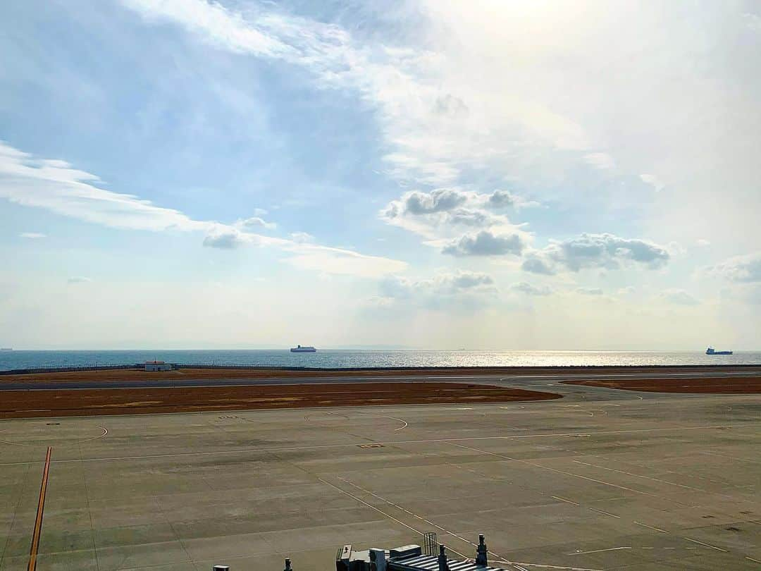 小田飛鳥さんのインスタグラム写真 - (小田飛鳥Instagram)「#神戸空港 #海側 #山側 #たぬき #たぬきの置物 #どれが私でしょう ？」1月18日 18時07分 - asuka_oda_0320