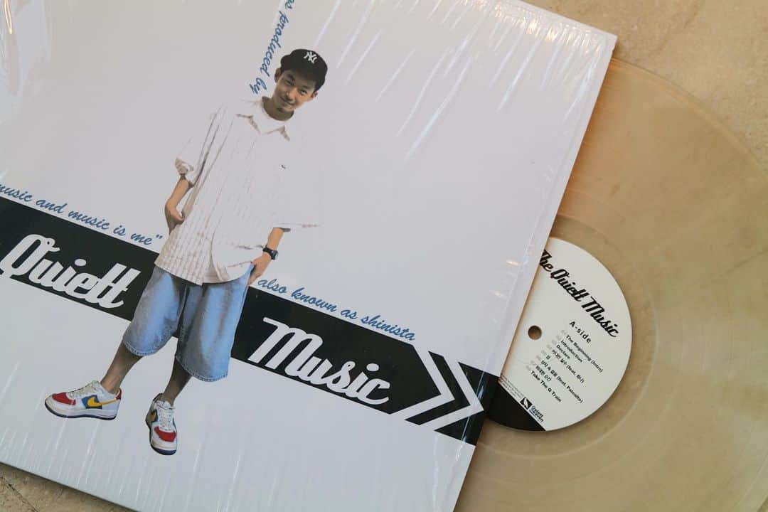 thequiettのインスタグラム：「저의 첫 앨범 Music 바이닐이 오늘 부터 배송이 시작된다고 합니다. 오래 기다려 주셔서 감사합니다! 😀🙏」