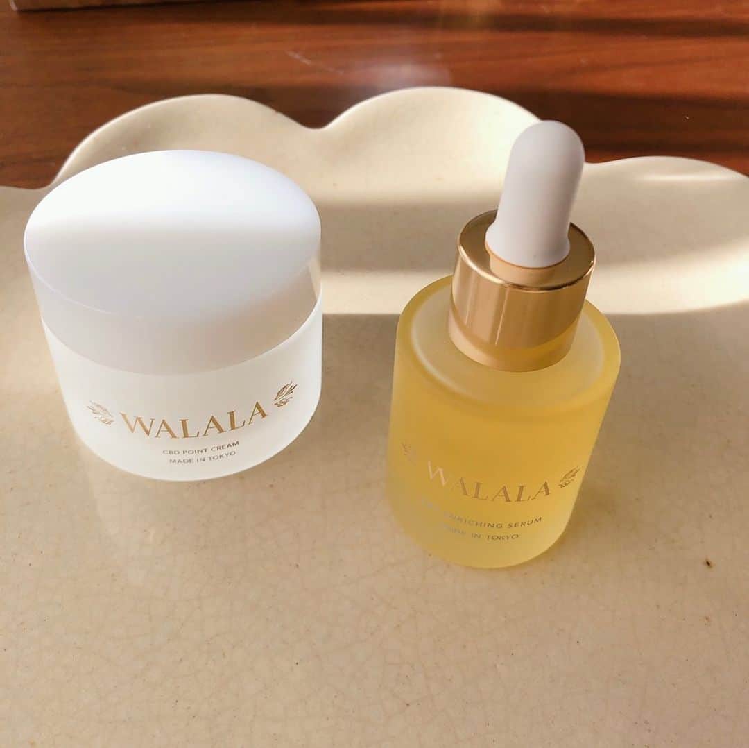 のインスタグラム：「・﻿ ・﻿ #愛してやまないコスメ﻿ ・﻿ ・﻿ 気になっていた﻿ @walala.jp さんの﻿ 「CBD」配合のスキンケア﻿ ・﻿ ・﻿ こちらは、﻿ CBDポイントクリーム﻿ 　👉🏻ボディ用のポイントクリーム　﻿ と﻿ CBDエンリッチセラム﻿ 　👉🏻フェイシャルセラム﻿ ・　﻿ ・　﻿ ・　﻿ 顔のむくみがスッキリする　 だけじゃなくて﻿ 肩の凝りもすーっと軽くなります！！﻿ ・﻿ リラックス効果も👏✨﻿ ・﻿ ・ ・　 ・ #hairmake#make#cosmetics#cbdoil」