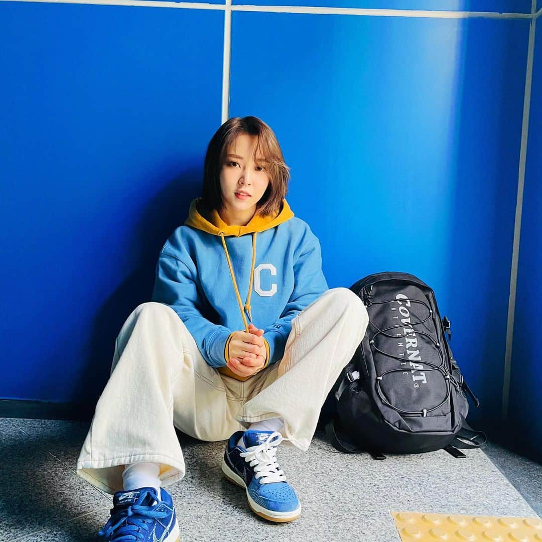 ムンビョルさんのインスタグラム写真 - (ムンビョルInstagram)「I LIKE BLUE🦋 ⠀ ⠀ ⠀ #광고#커버낫#커버낫백팩#covernat #byul2closet   ⠀」1月18日 18時10分 - mo_onbyul