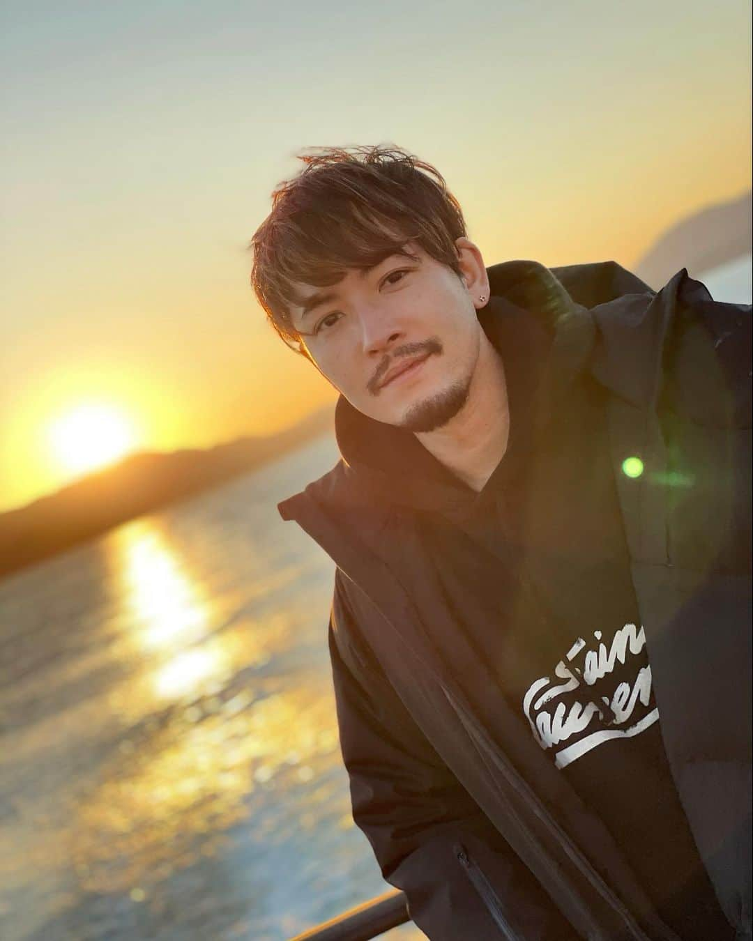 小柳津林太郎のインスタグラム：「Ocean and sunset.  御利益ありそうな海と夕陽。 3枚目は元気玉です。  #iphone12pro」