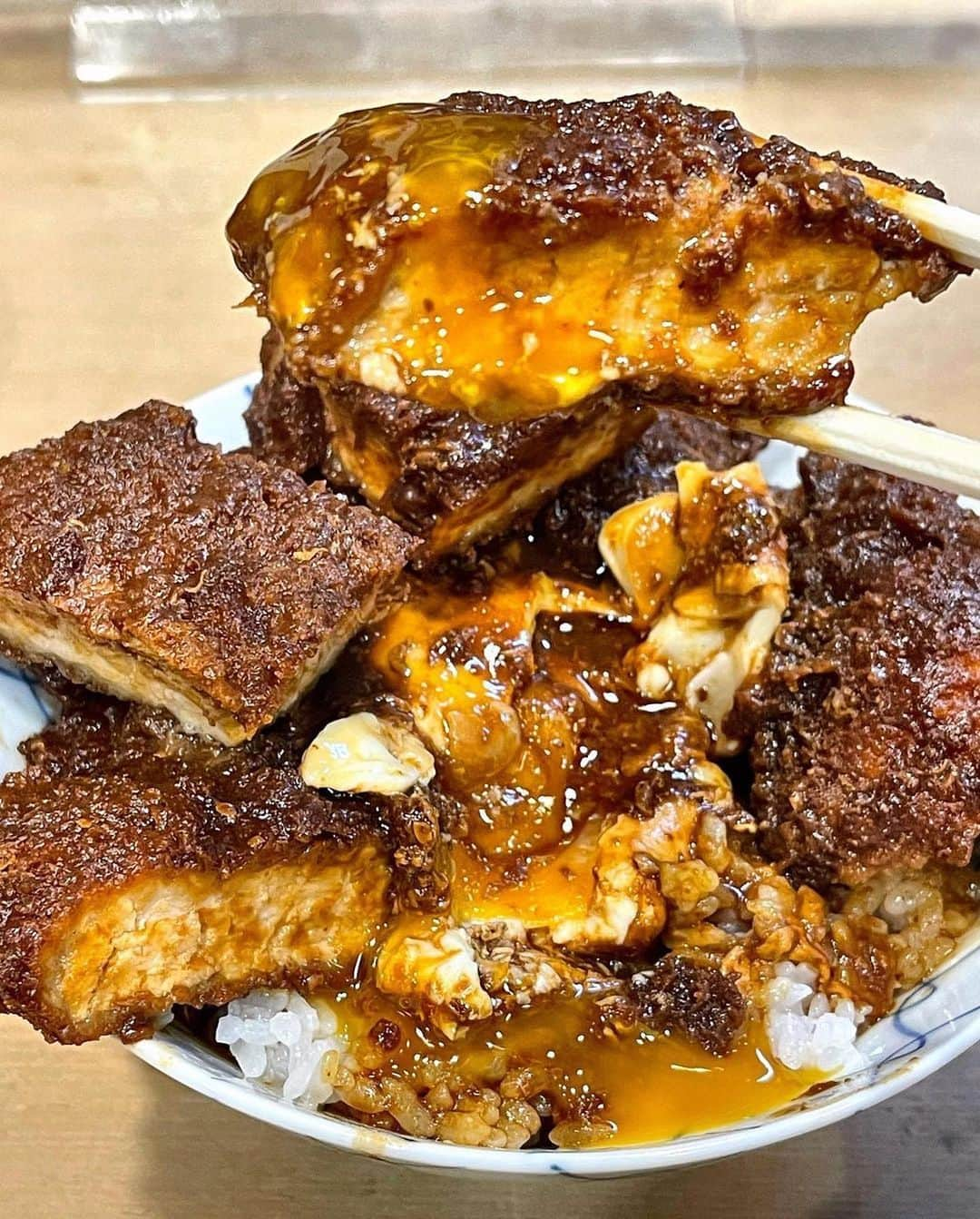 ナゴレコさんのインスタグラム写真 - (ナゴレコInstagram)「「味噌カツ丼」﻿ リポスト✒︎創業昭和24年、味噌カツ発祥の店といわれる老舗有名店、味処 叶さんの味噌カツ丼🥢💫﻿ ﻿ 名古屋名物の八丁味噌を使い、創業以来変わらぬ味を提供する味処 叶さん✨艶々の味噌がたっぷりとついたカツの中央にはなんと半熟卵が🤤💯﻿ ﻿ 半熟卵を割って黄身に付けて食べるのも美味しそうですね👏🏻⭕️ご飯にも味噌がついていて食欲をそそります😎🙏🏻﻿ ﻿ 観光客も訪れるほどの有名店ですが、お取り寄せもできるそうなのでお店の味をご家庭でもいただけますよ🤤🥢﻿ ﻿ @kou_suke_cafe さん、#ナゴレコ ありがとうございます⭕️﻿ ﻿ Repost @kou_suke_cafe ・・・﻿ ﻿ ☆☆☆﻿ ﻿ 裏路地に隠れ、60年の歴史がある超名店っ(; ･`д･´)名古屋めしの代表格の『みそかつ』っ( ✧Д✧) ｶｯ!!﻿ ﻿ 入口には『元祖みそかつ丼』の文字が燦然と輝きを放ってますっ(థ公థ｡)﻿ ﻿ 有名店のみそかつを残してしまった俺が、チャレンジして…その美味しさにリピートしてるお店ですっ(థ公థ｡)﻿ ﻿ ﻿ でも年末の平日に行くと…閉まってましたっ(; ･`д･´)もしや…閉店か？﻿ ﻿ すると入口に今度の営業は週末との張り紙がっ(థ公థ｡)﻿ ﻿ 理由があって営業日は限られてる様ですっ(; ･`д･´)無駄になってしまった駐車場代…でも…食べたいっ( ✧Д✧) ｶｯ!!﻿ ﻿ ﻿ ﻿ ﻿ 【 味処 叶 】 @misokatsu_kanou さん﻿ ﻿ なので、週末に再度訪問しましたっ( ✧Д✧) ｶｯ!!﻿ ﻿ ▪️味噌カツ丼 1400円﻿ ▪️TP カツ2枚追加 200円﻿ ﻿ 静かに揚げられてるカツ…ザクっザクっとカットされ…湯気が上がる秘伝の味噌ダレ鍋に投入されますっ( ✧Д✧) ｶｯ!!﻿ ﻿ ご飯の中央には半熟卵…その周りに一枚づつ並べられ着丼っ(๑•̀ㅂ•́)و✧﻿ ﻿ 最初はそのままで、お次は半熟卵を絡めて…めっちゃ美味いっ(; ･`д･´)﻿ ﻿ この日も常連さんと、観光で来た方達で大人気でしたっ(థ公థ｡)早く通常営業される事を願いますっ( ✧Д✧) ｶｯ!!」1月18日 18時14分 - nagoya_food