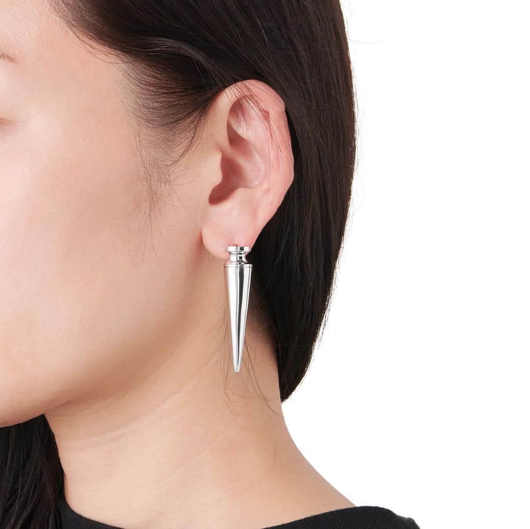 ジャスティンデイビスさんのインスタグラム写真 - (ジャスティンデイビスInstagram)「“SMASH” Earring ⠀ 大ぶりなスパイクスタッズモチーフの スマッシュピアス、 バネ式で装着しやすいスタイル  #justindavis  #ジャスティンデイビス」1月18日 18時15分 - justindavis_jewels