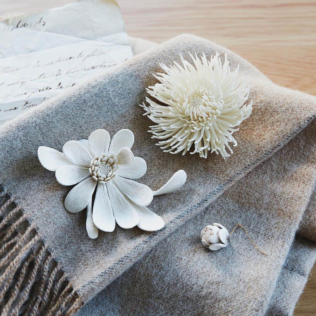 IDÉE／イデーさんのインスタグラム写真 - (IDÉE／イデーInstagram)「emi takazawaのジュエリーをご紹介。  作家・髙澤恵美さんによる、群馬県桐生市に伝わる「横振り刺繍」という布刺しで、立体的に表現された花をモチーフとしたジュエリーブランドです。  国産絹糸を使用した静粛な雰囲気をもつコサージュやピアス。和装・洋装での普段使いはもちろん、ブライダルなどの特別な場でも華やかに装っていただけます。  花はどれも架空の花。静けさのなかに凛とした印象を感じるのは、繊細で緻密に仕上げられているから。こんな時世だからこそ、美しいemi takazawaの花のように、凛と前を向いていたいです。 　 こちらはIDÉETOKYOのみでご覧いただけるアイテムです。詳細は @ideetokyo へDMもしくはTEL 03-5224-8861にてお問合せください。  右上　コサージュ¥35,200 中央　コサージュ¥26,400 下　　ピアス¥13,200 (すべて税込)   #IDÉE #IDÉESHOP #idee #ideeshop #interior #interiorcoordinate #イデー #イデーショップ #ライフスタイル #丁寧な暮らし #暮らしを楽しむ #IDÉETOKYO #イデー #イデートウキョウ #emitakazawa #刺繍花」1月18日 18時18分 - lifewithidee