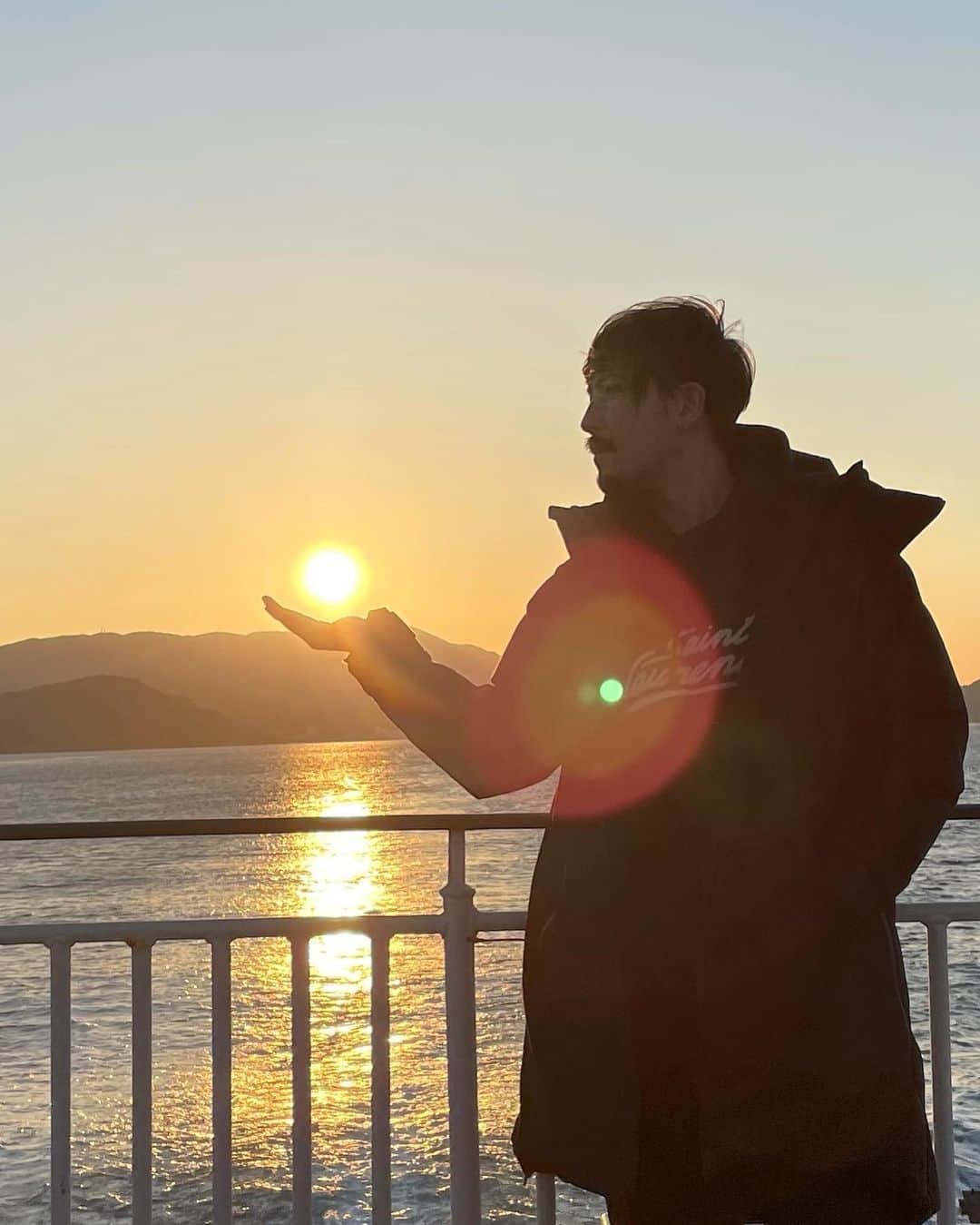 小柳津林太郎さんのインスタグラム写真 - (小柳津林太郎Instagram)「Ocean and sunset.  御利益ありそうな海と夕陽。 3枚目は元気玉です。  #iphone12pro」1月18日 18時21分 - rinsta_gram1002