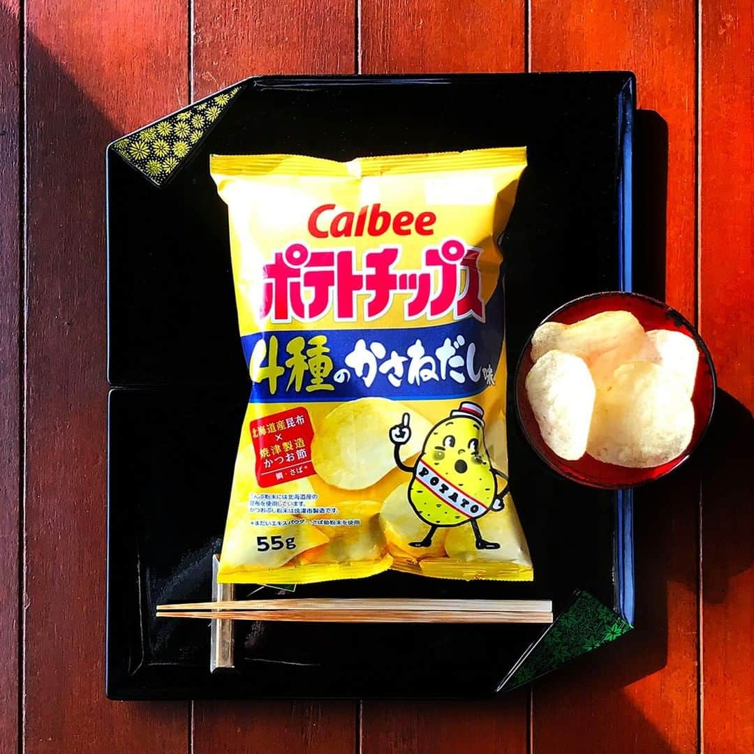 カルビーさんのインスタグラム写真 - (カルビーInstagram)「『ポテトチップス 4種のかさねだし味』  1月ももう後半、寒い日も続きそうです。 人気のだし味の効いたポテトチップスに「4種のかさねだし味」が新登場です！ 北海道産昆布、焼津製造かつお節、鯛とさば※の4種のだし味をかさねました。 おやつにおつまみに、温かい飲み物にも♪  ＊全国のコンビニで期間限定販売中です。 ＊全国のコンビニ以外のお店では1/25より数量限定で発売です。  （※まだいエキスパウダー、さば節粉末を使用）  #calbee #カルビー #ポテトチップス #だし味 #出汁 #かさねだし #昆布 #北海道 #かつお節 #焼津 #鯛 #さば #魚介 #魚介系 #魚介スープ #日本酒 #家飲み #日本酒男子 #日本酒女子 #日本酒好きな人と繋がりたい #おつまみ #おやつ #熱燗 #おうち居酒屋 #酒の肴 #宅飲み #家飲み #おうちごはん #晩酌 #ビール」1月18日 18時30分 - calbee_jp