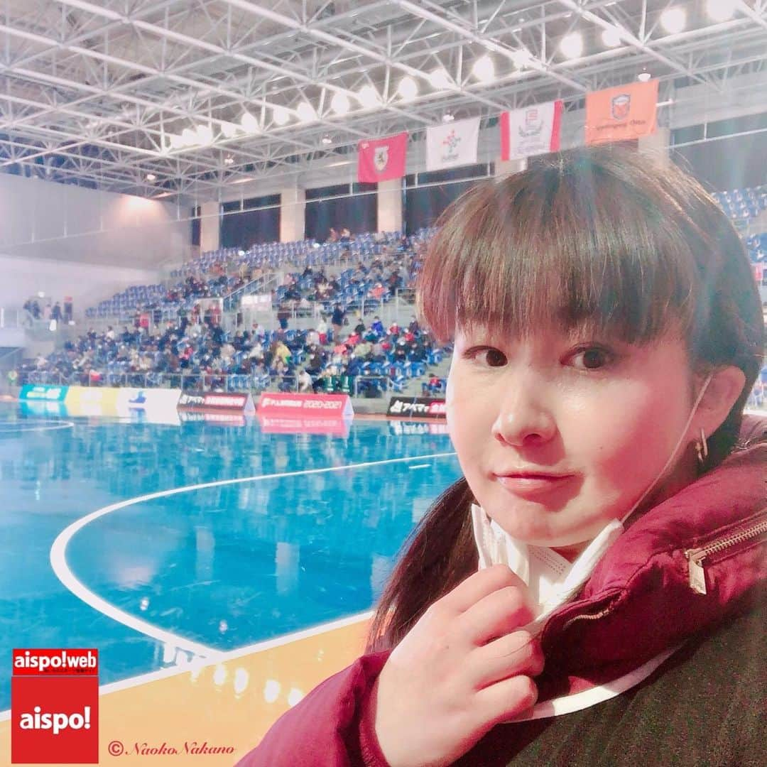 中野菜保子のインスタグラム：「「後日レポ✍️Fリーグ2020-2021ディビジョン1」 「Later report ✍️F.LEAGUE2020-2021Division1」 @aichi_sports . Photo🍎🍎🍎🍎🍎🍎🍎🍎🍎 Movie🍎 . ご機嫌いかがですか？（≧∇≦）？ How's everything?（≧∇≦）？ . 先日は『aispo!(アイスポ・@aichi_sports)』の取材で武田テバオーシャンアリーナへ！  The other day ,I went to the Takeda Teva OCEAN ARENA for the "aispo!" (aisupo・@aichi_sports) interview! . 名古屋オーシャンズvsバサジィ大分のフットサルの試合  This time it's a futsal match between  NAGOYA OCEANS and VASAGEY OITA. . 感染予防対策バッチリ👍 This venue is well thought out in terms of infection prevention measures. . プロフットサルの試合を観るのは初めて😌 それどころかフットサルとサッカーの違いを殆ど知らず🙀 This is my first time to watch a professional futsal game. On the contrary, I hardly know the difference between futsal and soccer. . でも全く知らなくても熱中できました🔥 But! I was very enthusiastic about the game even though I didn't know anything about it . サッカーよりコートが狭いのでゲーム展開が超速い The court is smaller than soccer, so the game develops much faster. . 攻守がコロコロ変わる❗️ The offense and defense are changing all the time. . ボールは小振りでサッカーのより少し重たいので動きも速く見えます The ball is small and a little heavier than a soccer ball, so it appears to move faster. . あとサイドラインを割った時ボールを手じゃなくてキックで入れる❗️ Also they were kicking the ball in instead of their hands when they crossed the sideline❗️ なんでやろ？Why is that？ ご存知の方教えて下さいw Please let me know if you know anything else😆 . オーシャンズの選手の粘りと集中力はすごくて途中で試合が膠着したものの後半2得点して532人の観客を熱狂させました The tenacity and concentration of the Ocean's players was amazing, and even though the game stalled in the middle, they scored two goals in the second half to send the crowd of 532 into a frenzy! . 流石3年連続首位のオーシャンズ📣 As expected, Oceans has held the top spot for three consecutive years. . 更なる詳細はブログへ❗️ Go to my blog for further details❗️ ※ハイライト「aispo!blog」をクリック ※ Click on the highlighted "aispo!blog" . ※『aispo!』(@aichi_sports)は 愛知県が県内のスポーツ情報を発信する フリーペーパー及びwebsiteです "aispo!" (@aichi_sports) is a free paper and a website that provides sports information by Aichi prefectural government. ＊ #武田テバオーシャンズアリーナ #名古屋オーシャンズ #nagoyaoceans #バサジィ大分 #vasageyoita #球技 #futsal #sports #professionalfutsal #関口優志 #星翔太 #西谷良介 #安藤良平 #平田ネトアントニオマサノリ  #ballgame #shoot #athlete #leaguematch #愛知県 #aispo! #あいスポ #スポーツ情報誌 #スポーツ #aispo公式リポーター #aispo公式PR #中野菜保子 #俳優 #actor」