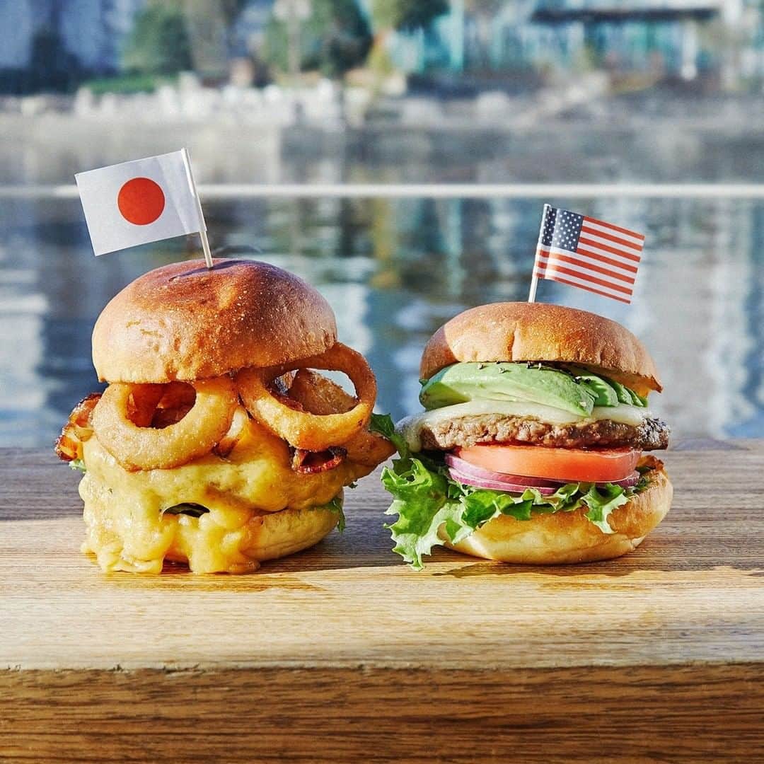 TYSONS&COMPANYさんのインスタグラム写真 - (TYSONS&COMPANYInstagram)「. 【T.Y.HARBOR】 Burger Festival 2021 !!  先週末より毎年恒例のBurger Festivalがスタート！ 今年のバーガーフェスは日本&アメリカをテーマにしたバーガー各1種が週替わりで登場。 その中には過去に人気だったリバイバルバーガーも。 そして、バーガーフェスメニューをご注文のお客様には、ハズレ無しの豪華ガチャにチャレンジできる抽選券をプレゼント！ 当日のお会計相当のお食事券やオリジナルTシャツ、ドリンクチケットなどが当たります！  今週は「京都」と「ニューヨーク」を提供中です。 テイクアウトも承っておりますので、是非ご利用ください！  170g / ¥2,200 250g / ¥2,500 ■ ニューヨークバーガー (写真 1枚目) アメリカンチーズ、マッシュルーム、トマト、グリルオニオン、オリジナルソース  ■ 京都バーガー 特製ゆばチーズ、みつば、黒七味ソース  #バーガーフェス #バーガー #クラフトビール #ティーワイハーバー  #天王洲  #メイドイントウキョウ #タイソンズアンドカンパニー #burgerfest #burger #craftbeer #tyharbor #tennoz #madeintokyo #tysonsandcompany」1月18日 18時30分 - tysonsandcompany