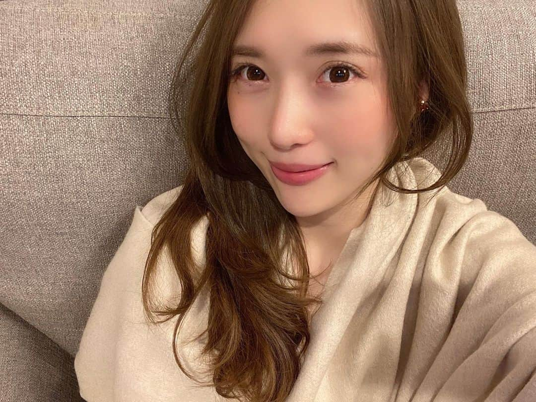 岡英里さんのインスタグラム写真 - (岡英里Instagram)「ネイルケア💅💕  ハンドとフット両方やったよー🥰  今回はハンドとフット共に赤よりのピンク❣️にしたけどぱっと見ハンドは紫がかった赤wフットはほぼ赤だね😂笑  写真だと暗めだけど実際はもう少し可愛いお色❤️  ほんと慣れてきて楽になったネイルちゃん😚色変えたくなったらいつでも変えられるのは魅力的よね✨  メンテナンスdayだから化粧は控えめ😝  #ネイル #💅 #ハンドネイル #フットネイル #ネイルケア #ケア #メンテナンス #メンテナンスday #マニキュア #ペディキュア #お洒落 #ピンク #赤 #可愛い #かわいい #発色いい #ゾーヤ #毎月の楽しみ #お洒落ネイル #単色 #ラメ #単色ネイル #お洒落さんと繋がりたい #お洒落大好き #銀座 #japan #japanesegirl #good #nails #zoyanails」1月18日 18時24分 - okaeri0424