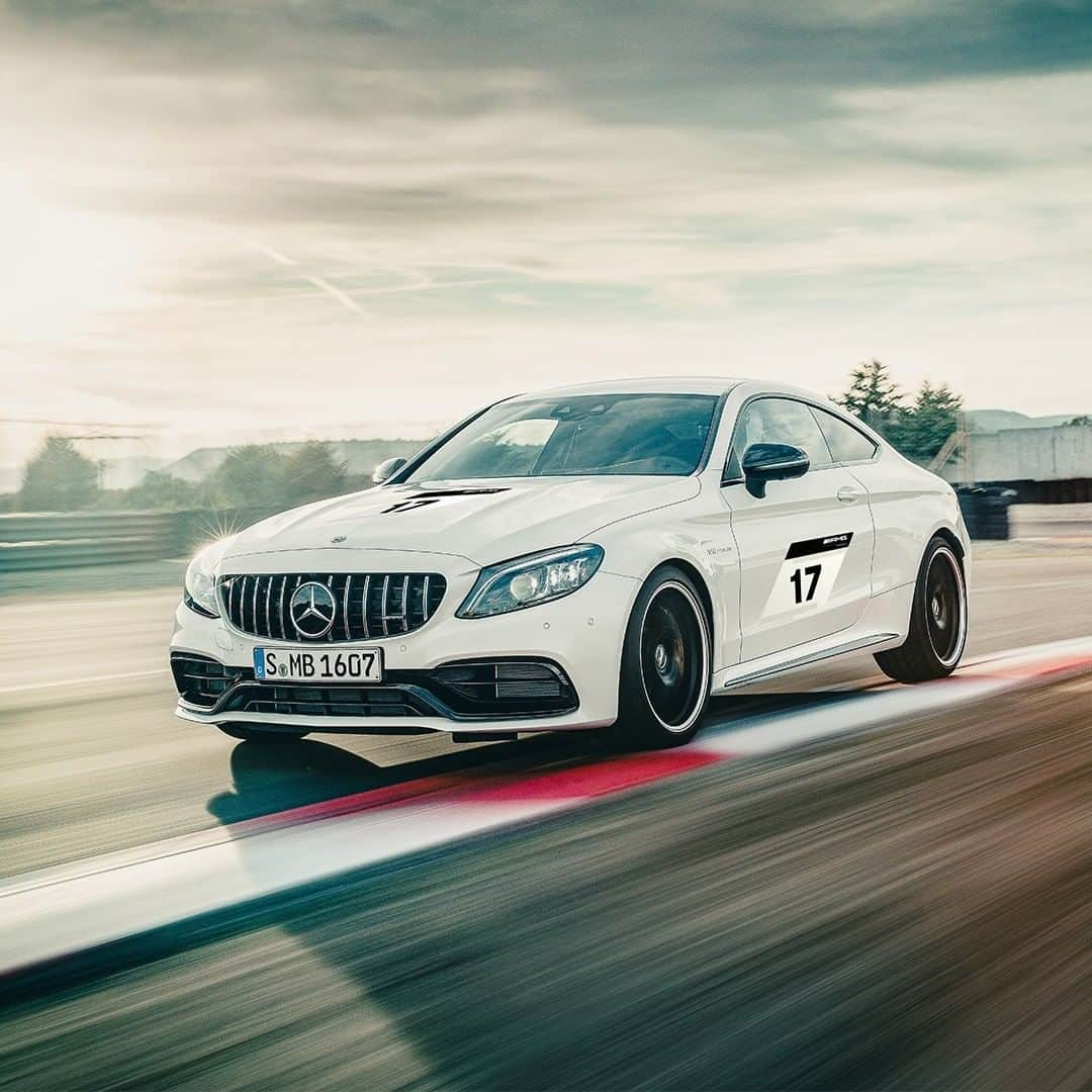 Mercedes AMGさんのインスタグラム写真 - (Mercedes AMGInstagram)「Satisfy your need for racing speed with the #AMGracetracktrainings. Book your Performance Training now and join the #WorldsFastestFamily – no previous experience needed!  #AMGracetracktrainings #drivingperformance #WorldsFastestFamily」1月18日 18時26分 - mercedesamg