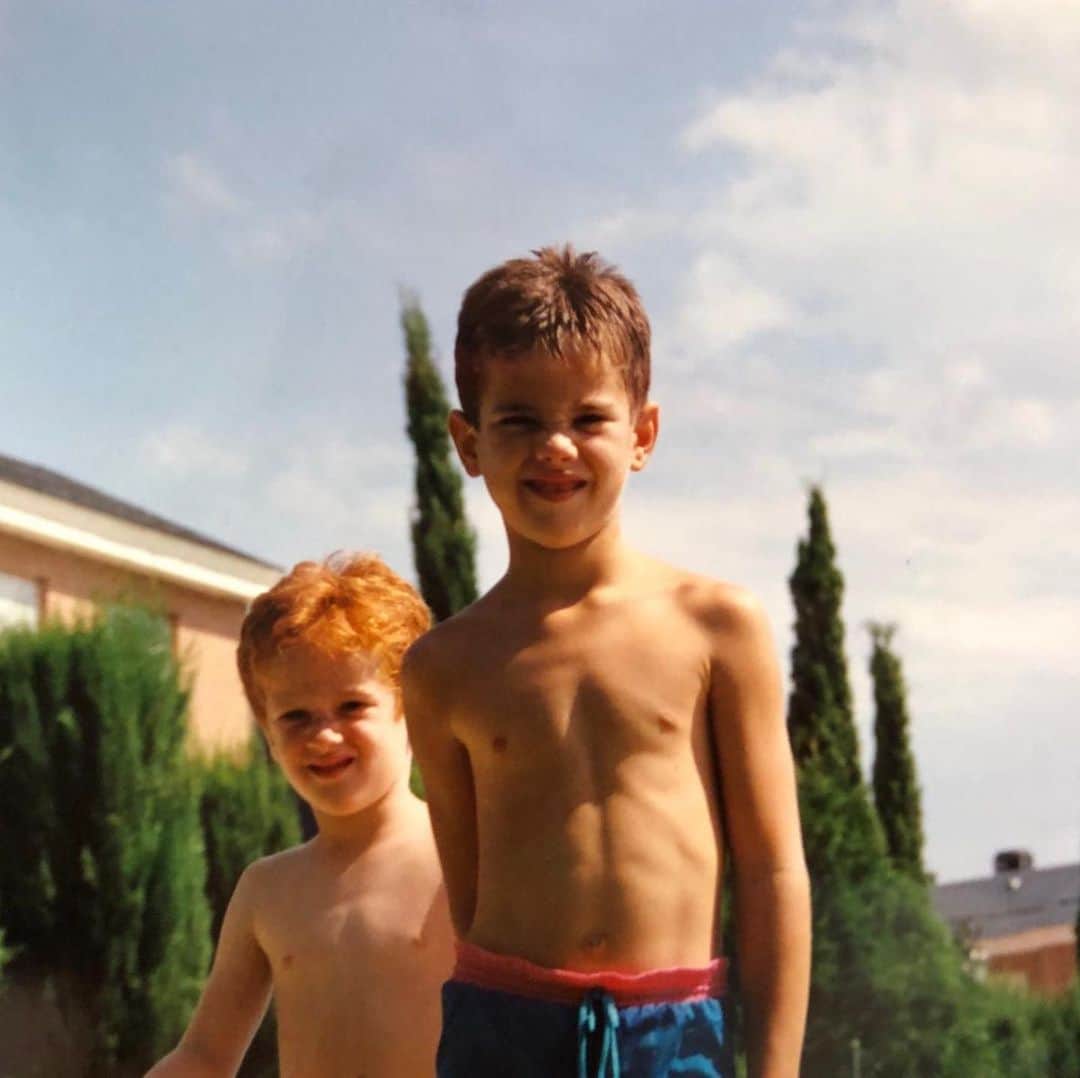 アレハンドロ・フェルナンデス・イグレシアスのインスタグラム：「Feliz cumpleaños hermano!! Eres el mejor🧡 disfruta de tu día!! ☺️ Te queremos mucho」