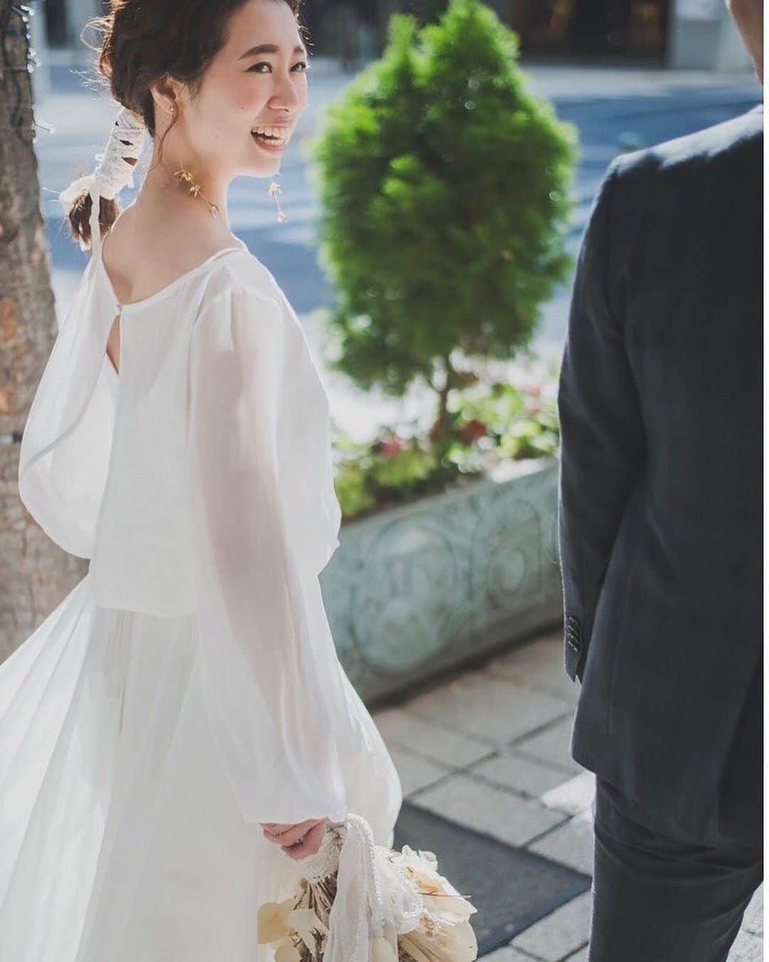 ゼクシィさんのインスタグラム写真 - (ゼクシィInstagram)「【笑顔が素敵！ドレスもヘアも素敵！前撮りSNAP】 . 今回は、#ゼクシィ2020 のハッシュタグをつけて 投稿頂いた中から、ナチュラルなとびきりの笑顔と ドレスが素敵な花嫁さんの前撮りをご紹介します☺️🌿 . 前撮りのロケーションに選んだのは神戸。 外国のような街並みが続く旧居留地は 歩くだけでも絵になる人気の前撮りスポット。 . おしゃべりを楽しみながら歩くふたりの 弾けるような笑顔がとっても印象的ですね😝 . そして花嫁さんのドレスにも注目☝️ 透け感のある柔らかな素材と シンプルなシルエットが超ナチュラル！ . 風や光を感じさせるポージングも ドレスの特長が最大限に引き出されています💐 . @ns.wd22 さん . +♥+:;;;:+♥+:;;;:+♥+:;;;:+♥+:;;;:+♥+:;;;:+♥ . プロポーズから結婚式まで素敵なお写真募集中！ . ゼクシィ公式アカウントでお写真を紹介してみませんか？ 【#ゼクシィ2021】 を付けて投稿してください📷🌟 . +♥+:;;;:+♥+:;;;:+♥+:;;;:+♥+:;;;:+♥+:;;;:+♥ . ▼公式アプリもCHECKしてね ゼクシィアプリはURLから👰 @zexyrecruit . . #前撮り#前撮りフォト#ロケフォト#ロケーションフォト#前撮りロケ _ #前撮りブーケ#前撮りドレス#ウェディングドレス#ブライダルヘア#神戸前撮り#旧居留地前撮り#前撮りドレス#前撮りヘア#結婚準備 _ #全国のプレ花嫁さんと繋がりたい#日本中のプレ花嫁さんと繋がりたい#前撮り撮影#前撮りレポ#ロケフォト#ナイトフォト#フォトウェディング#2020冬婚#2020秋婚#2021夏婚 _ #2021春婚#ゼクシィ#ちーむゼクシィ#幸せが動きだしたらゼクシィ」1月18日 18時27分 - zexyrecruit
