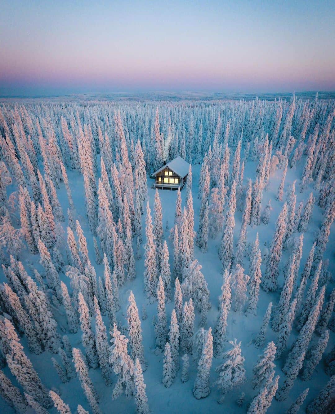 Canon Photographyさんのインスタグラム写真 - (Canon PhotographyInstagram)「Isolated cabin in Finland  Photography // @ryanresatka  Curated by @henry.nathan  #finland #cabin #snow #winter #icecrystal」1月18日 18時38分 - cpcollectives