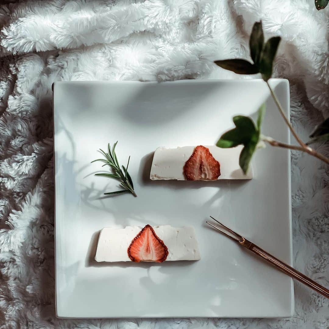 長嶺菜菜子のインスタグラム：「. ストーリーズでも載せてた﻿ 手作りスィーツは﻿ #テリーヌ風レアチーズ﻿ でした😄﻿ ﻿ 混ぜるだけ簡単🥣﻿ ﻿ めんどくさがりだから﻿ 簡単なのしか作らない。﻿ ﻿ 料理は苦手なのに﻿ お菓子作りは好き。﻿ ﻿ ﻿ いちごは﻿ #無添加ドライフルーツいちか﻿ @ichika.brand  のあ・ま・お・う🍓﻿ ﻿ 濃厚なレアチーズと﻿ ドライフルーツあまおうの苺が﻿ ベストマッチ🤩﻿ ﻿ ─︎─︎─︎─︎─︎─︎─︎─︎─︎─︎﻿ ﻿ #無添加﻿ #無添加おやつ﻿ #無添加スイーツ﻿ #無添加お菓子﻿ #無添加ドライフルーツ﻿ #ドライフルーツ﻿ #ドライフルーツいちか﻿ #謹呈果実いちか」
