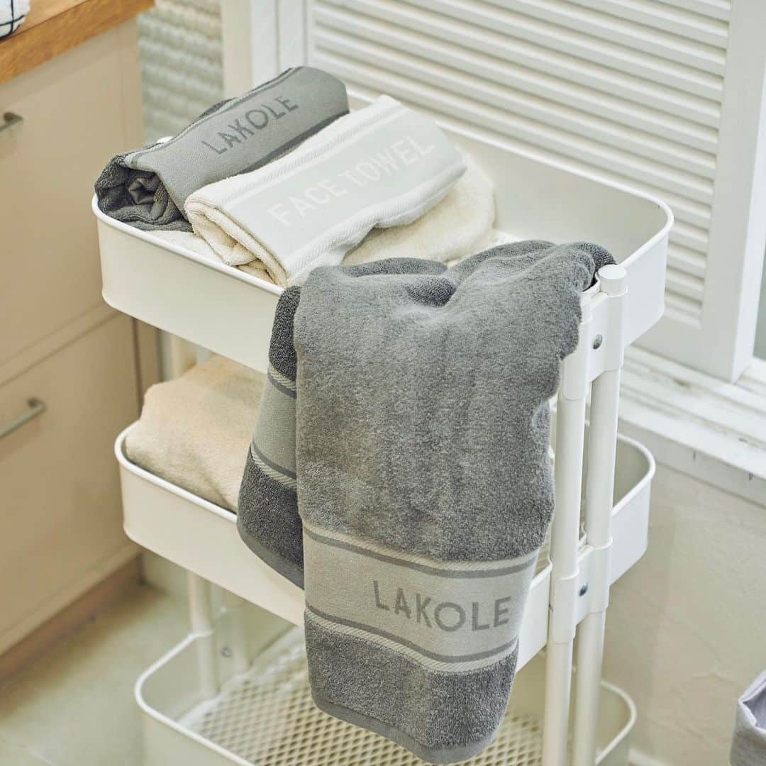 LAKOLE / ラコレさんのインスタグラム写真 - (LAKOLE / ラコレInstagram)「.﻿ #LAKOLE_GOODS﻿ ＼LAKOLEのオリジナルバスグッズ🛁／﻿ ﻿ シンプルで、ホテルライクなデザインのフェイスタオルとバスタオル。﻿ パイルには甘撚糸を使用することで、ふんわりしっとり、やわらかな風合いに仕上げています。﻿ お風呂上がりやアウトドアなど、日常のさまざまなシーンでお使いいただけます。﻿ ﻿ ﻿ #LAKOLE #ラコレ #バスタオル #フェイスタオル #タオル #ホテルタオル #冬雑貨 #コスパ #プチプラ #プチプラ雑貨 #バスタイム #お風呂 #お風呂インテリア #シンプルな暮らし #北欧インテリア #ファブリック #goods」1月18日 18時36分 - lakole_official