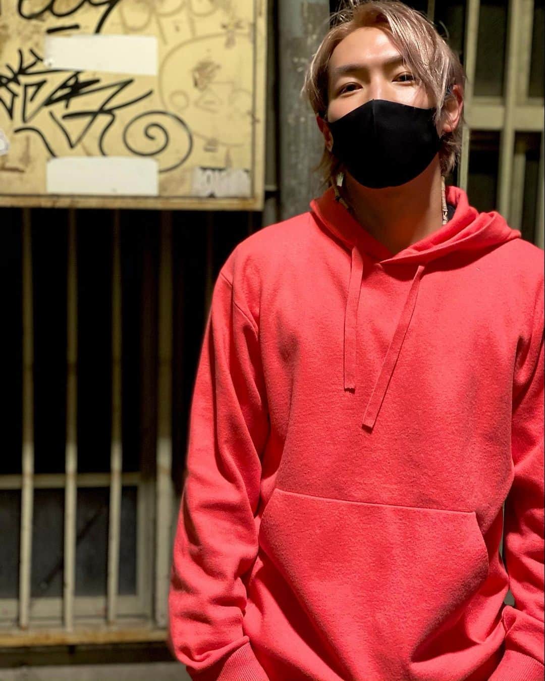 ジョーブログのインスタグラム：「髪色変えました。どうでっかあ〜🤣 一週間くらいでもと戻るけど！笑  3枚目のQRコードLINEで質問コーナーやってるからジャンジャン質問してやあ！ 返事を動画で出しまーす🙋‍♂️」