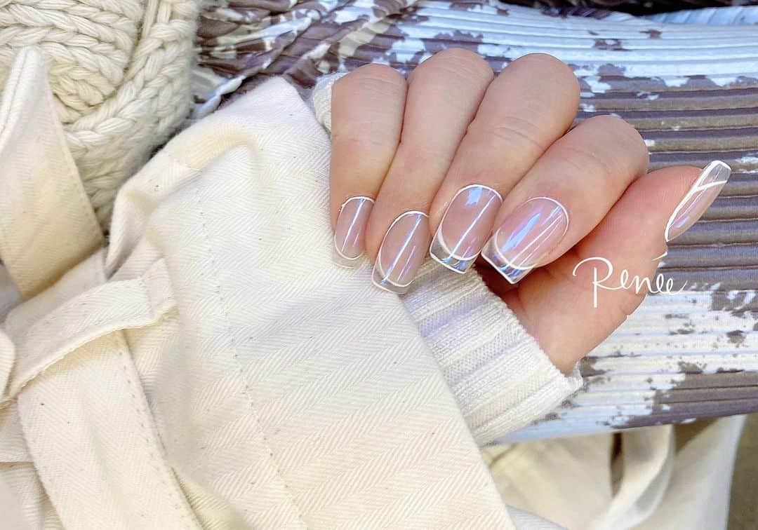 埜藤理恵のインスタグラム：「my nail﻿ スクエアクリアで短めに♡﻿ ﻿ ベースにはクリアに﻿ @bonnail_insta の﻿ 春色カラーパウダー﻿ #プレスドネイルシャドウ﻿ の06番を使用しました♪﻿ さりげなくブルーに光る感じで﻿ 春っぽくてかわいい!! 他にも春カラーパウダー沢山あって全部使えそう！！ #プレスドネイルシャドウ ↑タグでみたら商品載ってます✨﻿ ﻿ 初日スクエア生活しずらくて﻿ すぐに削ろうとしたけど﻿ 2日経てばすぐに慣れた♡﻿ ﻿ 可愛すぎて﻿ お客様も真似っこしてくださります☺️💕☺︎﻿ @renee_haruna.24 ﻿ @renee_chiaki.0217 ﻿ 2人に両手仕上げてもらいました♪﻿ ﻿ ﻿ nailsalon Renée®︎﻿ ￣￣￣￣￣￣￣￣﻿ リピート率95%﻿ TV.メディア出演﻿ スタッフ全員資格保持者﻿ カラー300種類以上﻿ パーツ1000種類以上﻿ 雑誌掲載デザイン多数﻿ ﻿ ﻿ ﻿ ▫︎Renée梅田本店﻿ 【open-close】10:00〜21:00﻿ 【定休日】不定休﻿ 【add】大阪市北区堂山町15-23-908﻿ ﻿ ▫︎Renée les deux梅田店﻿ 【open-close】10:00〜21:00﻿ 【定休日】不定休﻿ 【add】大阪市北区堂山町15-23-1003﻿ ﻿ ▫︎Renée by Beauland Ashiya芦屋店﻿ 【open-close】10:00〜21:00﻿ 【定休日】不定休﻿ 【add】芦屋市業平町6-11 Ashiya grotto 302﻿ ﻿ ﻿ ﻿ ﻿ ▶︎▶︎▶︎初回クーポンご利用頂けます﻿ ￣￣￣￣￣￣￣￣￣￣￣￣￣￣￣￣﻿ ご予約はプロフィールTOPのリンク内﻿ URLをご利用下さい。﻿ ﻿ ﻿ ﻿ メニューに迷った方やご相談は…﻿ ﻿ 　　🤍Renée公式LINE🤍﻿ ─────────────﻿  【@bos7903t】←※@から入力🔍﻿ ﻿ ﻿ ﻿ ﻿ ﻿ #nail#nails#gelnails#nailart#ネイル#ジェルネイル#美甲#네일#젤네일#冬ネイル#nailsalonrenee#ネイルサロンレネ﻿ #大阪ネイルサロン#梅田ネイルサロン#芦屋ネイルサロン#神戸#芦屋#beauland#冬ネイル﻿ #芦屋ネイルサロン#love#instagood」