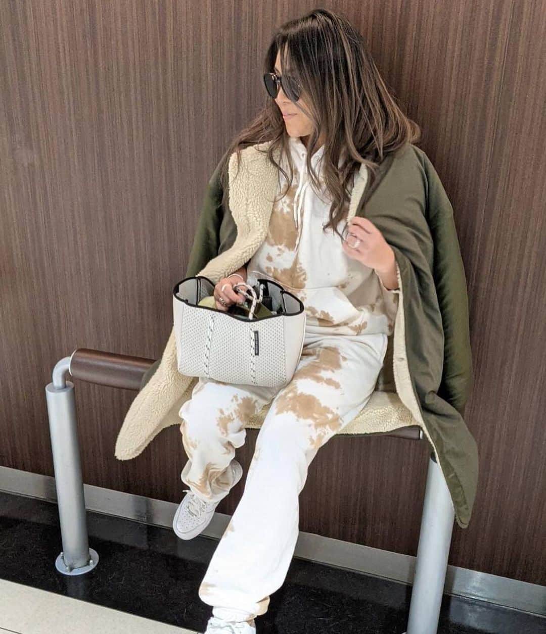 ETSUKOのインスタグラム：「スウェット生活がやめられない😩  上下別に着ても可愛かった❣️ 生地もしっかりしてる🙆‍♀️ beigeタイダイたまらん☺️ 太ももの上に🤎みつけた🤎 ここの⬇️ @selectshopache   スウェットを着る時に１つだけやってはいけない事があるの分かります⁉️ すっぴん😀 すっぴんでスウェット着て仕事に行ったらね。。。中学生⁉️高校生⁉️ねぇ家⁉️ってめーっちゃおこられたよ😩 でもやめないw」