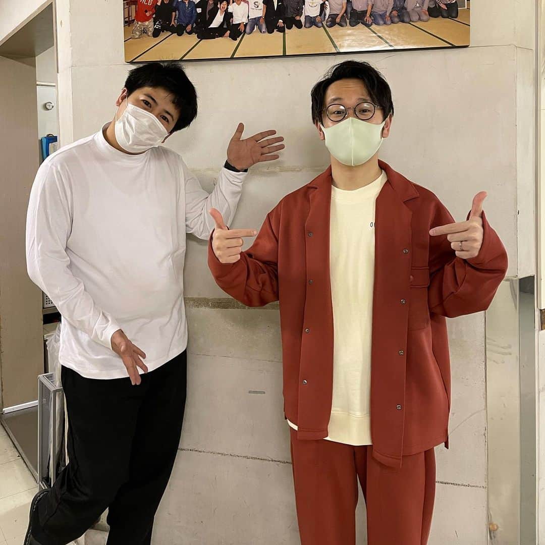 きむちゃんのインスタグラム：「きょんに誕生日プレゼント頂きました！ 朱色のセットアップです。  #めっちゃ可愛いセットアップ！ #でも、、、 #僕の誕生日は12月24日やけどなあ #そこは黙っておくか、、、 #ありがたいですね #嬉しい #可愛い後輩きょんですからね #まあでも12月24日やけどなあ、、、」