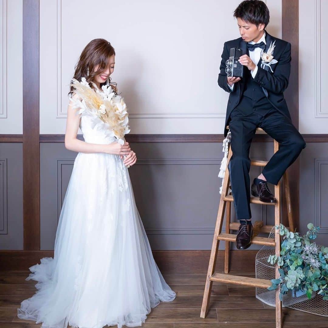 のインスタグラム：「#フォトウェディング に映えるDressesおすすめドレス♡  ドレス選びのポイントはこちら✨ ✓前撮り・後撮りの場合、結婚式と違うテイストのドレスを選ぶ ✓上半身にポイントのあるドレスを選ぶ ✓ロングトレーン、印象的なバックスタイルのドレス 好きなドレスを着ることはもちろんですが、ロケーションに合わせてドレスを選ぶこともフォトウェディング成功のカギになります🗝  Dressesでは、本日ご紹介できなかったフォトウェディングにおすすめのドレスもたくさんご紹介しております♡ TOP画面URL→ドレス検索→tag/フォトウェディング　 または、 TOP画面URL→コラム→前撮り/フォトウェディング からご覧いただけます！  ドレスのお問い合わせは @dresses_weddingdress にDM💌 Dresses割引ございます!! ※諸条件あります。 お気軽にお問い合わせくださいませ。 ______________  @dresses_weddingdress では、毎日ドレスを更新中✨ ホーム画面のURLよりご覧頂けます。 1,700着以上のウェディングドレス、カラードレスが掲載されています。 ドレスをお探しのプレ花嫁さま、是非覗いてみて下さい！ 掲載ドレスのご試着も承っております。 お気軽にお問い合わせくださいませ🕊 ______________  ドレスは絶対に後悔したくない方の為の結婚式場紹介サービス始めました！  #ドレス選びから始める結婚式場探し @dresses_weddingdress のInstagramに掲載している#antonioriva や #mirazwillinger など、インポートウェディングドレスがお得になります✨ おしゃれな花嫁様のための式場紹介サービスです♡  ◇紹介会場一覧▶@dresses_weddingdress Top のURLより ◇Instagram▶ @dresses_concierge  ドレスを後悔したくない方、好きなドレスをお得に着たい方、@dresses_concierge へDMにてお気軽にお問い合わせください♡ * #ウェディングドレス #2021婚#2021春婚#2021夏婚#2021秋婚#2021冬婚 #ロングトレーン#ロングトレーンドレス #前撮り#後撮り#前撮りドレス#後撮りドレス #ウェディングフォト#フォトウエディング」