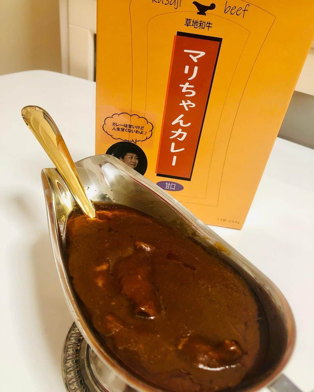 のインスタグラム：「最近SNSで見かけて 気になっていた #アローファーム さんの🍛 私の大好きなドロドロ系🤤 大きな #草地和牛 は柔らかくてほろほろ💕 流石、牧草を食みストレスが少ない環境で 育った牛さんたち🐮私も肖りたい…🥺🙏 いや、人生そんな甘くないですよね〜🙄笑 ともあれ、日本人が大好きな マイルドでコク深い味わいでした🧡 酸辣湯も気になるのでまた次回😋 #🍛  #大分県  #クラウンの森  #マリちゃんカレー  #カレーは甘いけど人生は甘くないわよ ♪笑 #丑年 にぴったり🐮 #ビーフカレー  #マイルド  #ドロドロ系 大好き #人生はドロドロしたくない 笑 #カレー好き  #カレー女子  #カレーマイスター  #フリーアナウンサー  #佐藤由季  お馴染みのmy... #グレービーボート #カレースプーン と共に」
