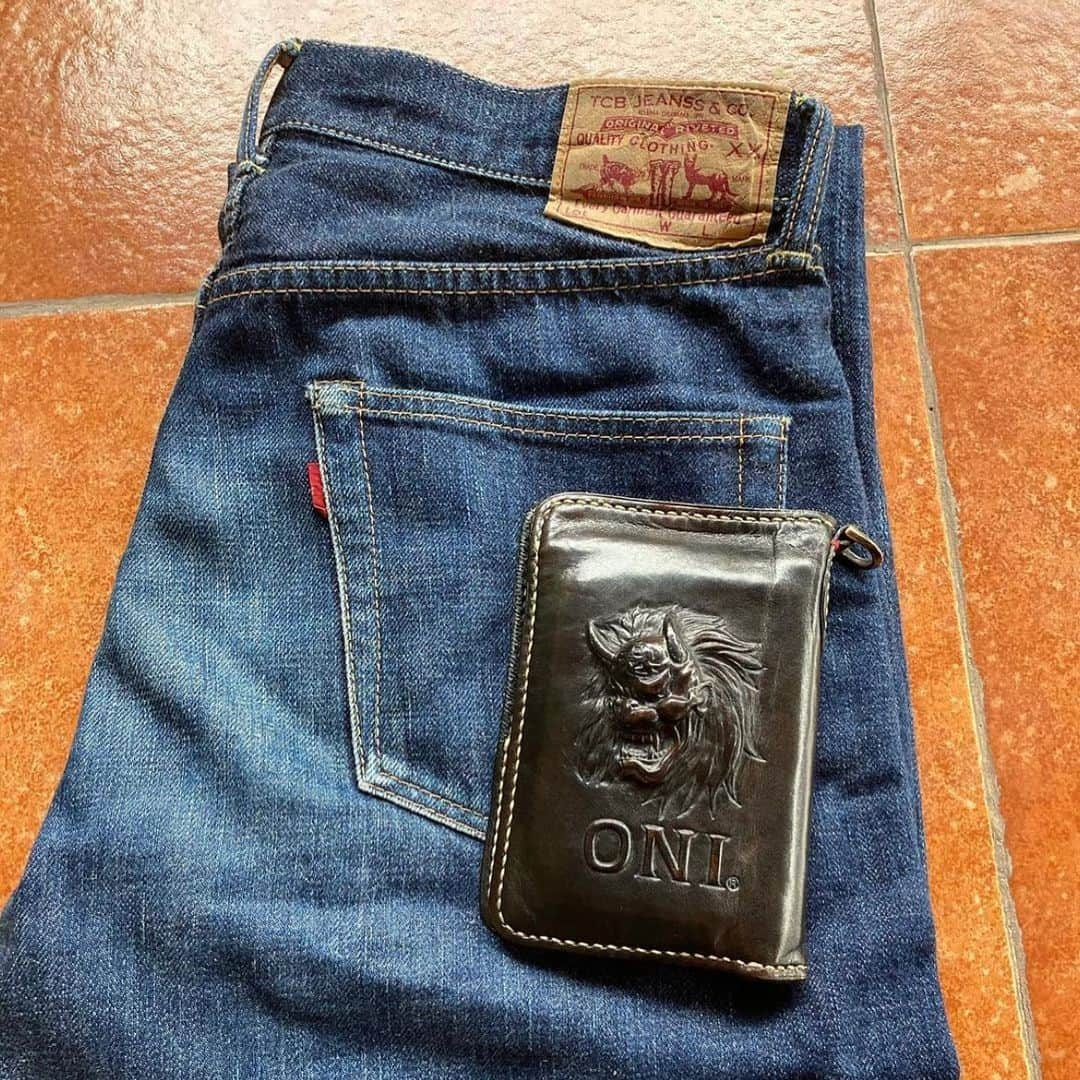 Denimioさんのインスタグラム写真 - (DenimioInstagram)「Our #denimioleatherjourney brings the #onidenim x #vanitas wallet to Indonesia! It starts the develop quite a bit of character, don't you think? What a wallet!!  #Denimio #denim #denimhead #denimfreak #denimlovers #jeans #selvedge #selvage #selvedgedenim #japanesedenim #rawdenim #drydenim #worndenim #fadeddenim #menswear #mensfashion #rawfie #denimporn #denimaddict #betterwithwear #wabisabi」1月18日 18時54分 - denimio_shop