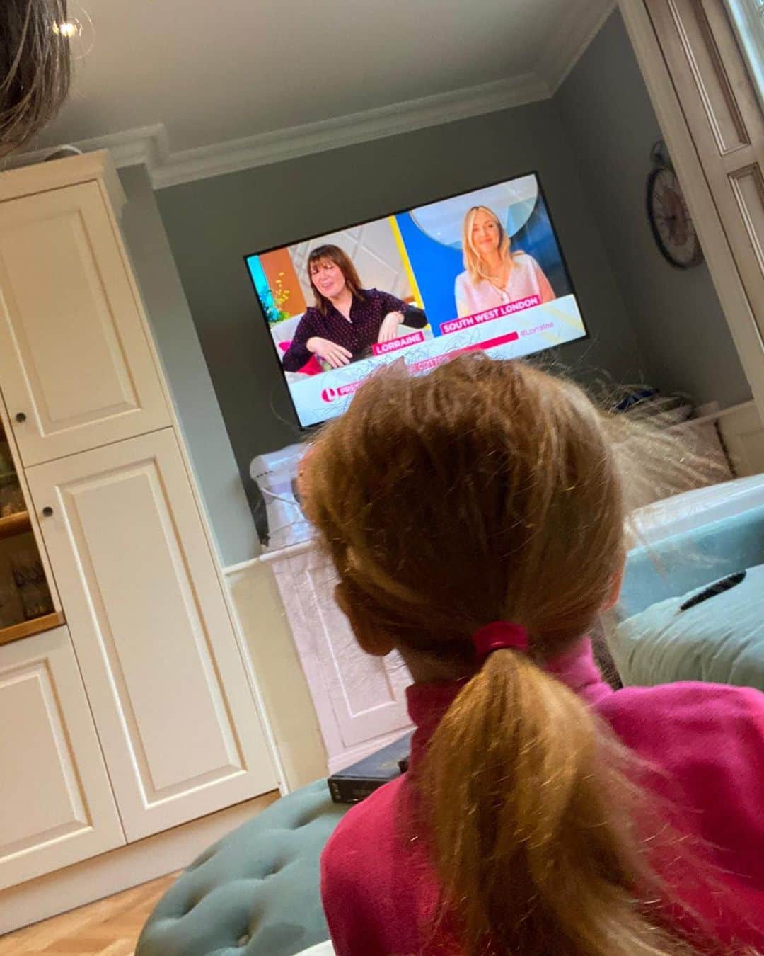 ファーン・コットンのインスタグラム：「Should be home schooling, was watching mum on @lorraine instead. Thanks Honey Pot.  Also what you couldn’t see out of shot was my daughters unicorn water bottle which was the first liquid container I could find as I dashed up stairs in a mad pre home school rush. Thanks for having me @lorraine ❤️」