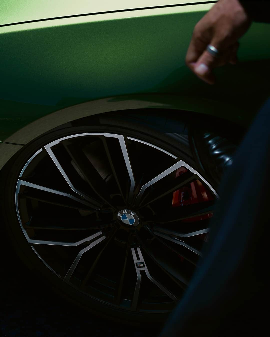 BMWさんのインスタグラム写真 - (BMWInstagram)「The color of passion or the color of business? The new BMW 5 Series Sedan. #THE5 #BMW #5Series」1月18日 18時56分 - bmw