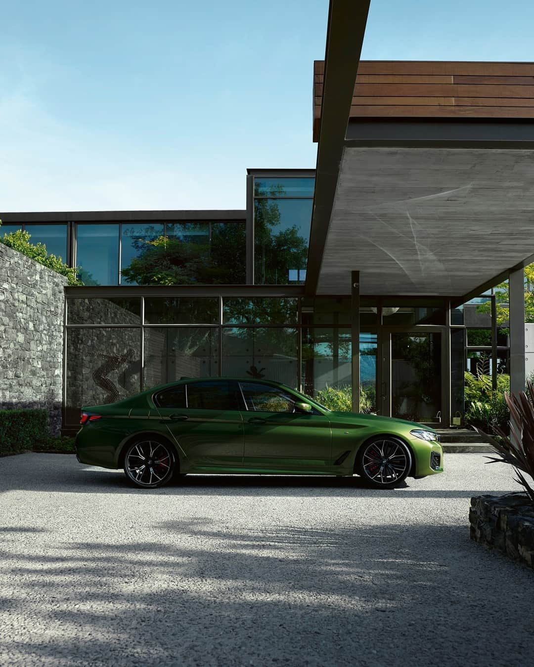 BMWのインスタグラム：「The color of passion or the color of business? The new BMW 5 Series Sedan. #THE5 #BMW #5Series」