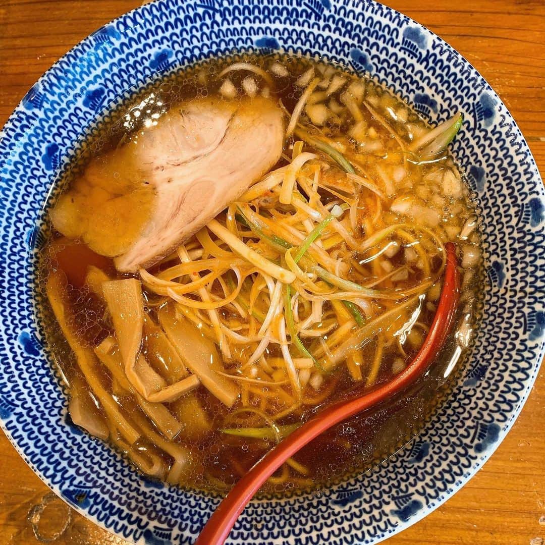 華月咲（さーちゃん）のインスタグラム：「🍜 #弘富 #ネギラーメン ¥700 京王八王子駅より徒歩５分。 ＊ 煮干し感強めの八王子ラーメンに 出会えちゃった。興奮度MAX🐟！！！ デフォ600円の激安にも驚いたし 優しいおじいちゃんが一軒家なのかな？ 隠れ家的な感じでオーダー＆後払い制。 迷子になりかける立地なのに常に満席で 地元の人たちから超愛されてるお店☺️💓 ＊ 冬は寒くて昔からニガテなんだけど 心も身体もあっためてくれるラーメンの 幸せとありがたみを１番感じさせて くれるのも冬なんだよなぁ。良き良き☃️ ・ ・ #japan #tokyo #hachioji #ramen  #東京 #八王子 #八王子グルメ #東京ラーメン #八王子ラーメン #醤油ラーメン #ご当地ラーメン #ラーメン #ラーメン女子 #ラーメン部関東 #ラーメン倶楽部 #ラーメン部 #麺スタグラマー #麺スタグラム #ラーメン好きと繋がりたい #ラーメンパトロール」